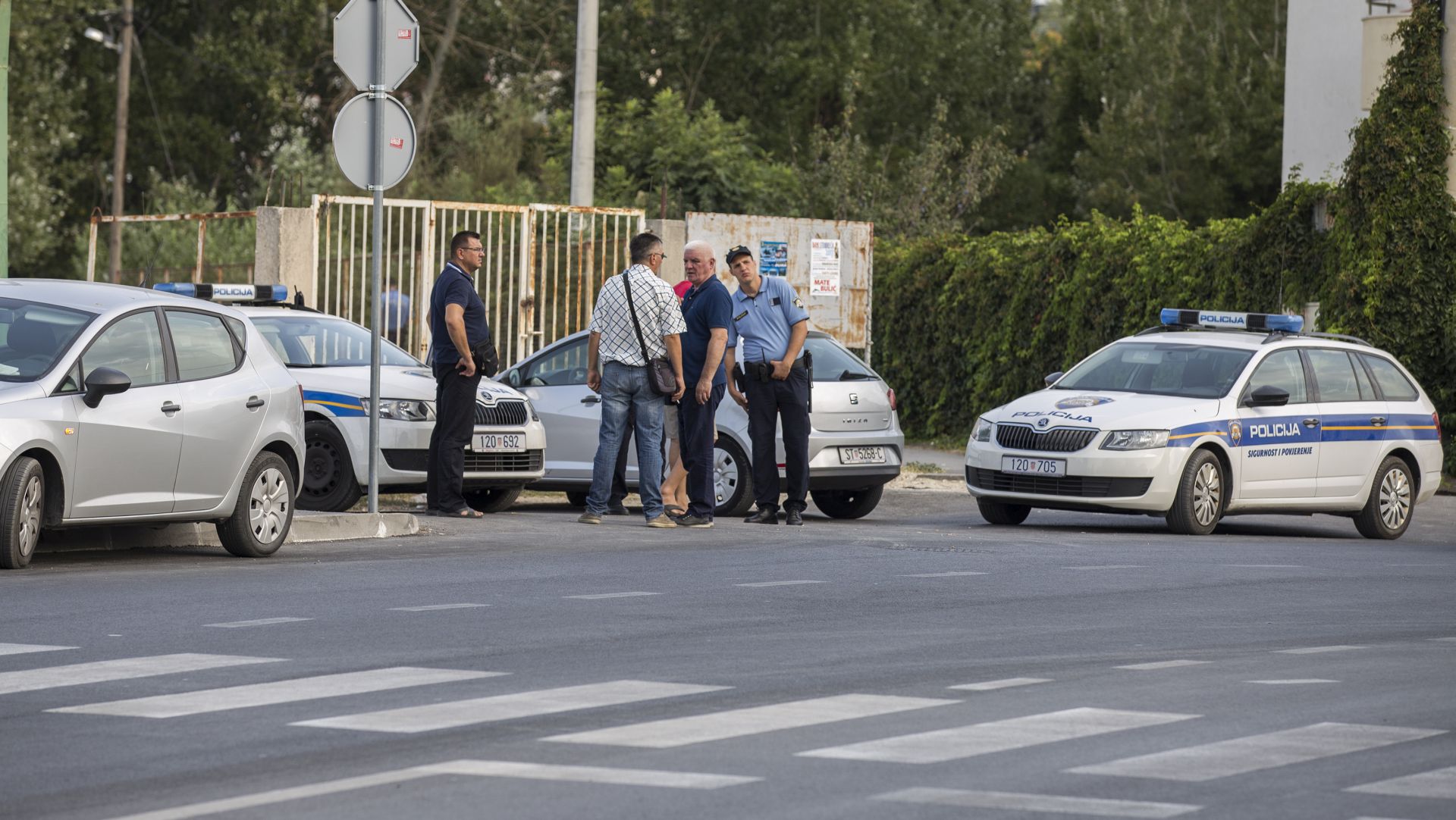 Stobreč, 11.08.2017. - Policija vrši očevid u ulici Put svetog Lovre u Stobreču gdje je u ranim jutarnjim satima ubijen 23-godišnjak.
foto HINA/ Miroslav LELAS/ lm