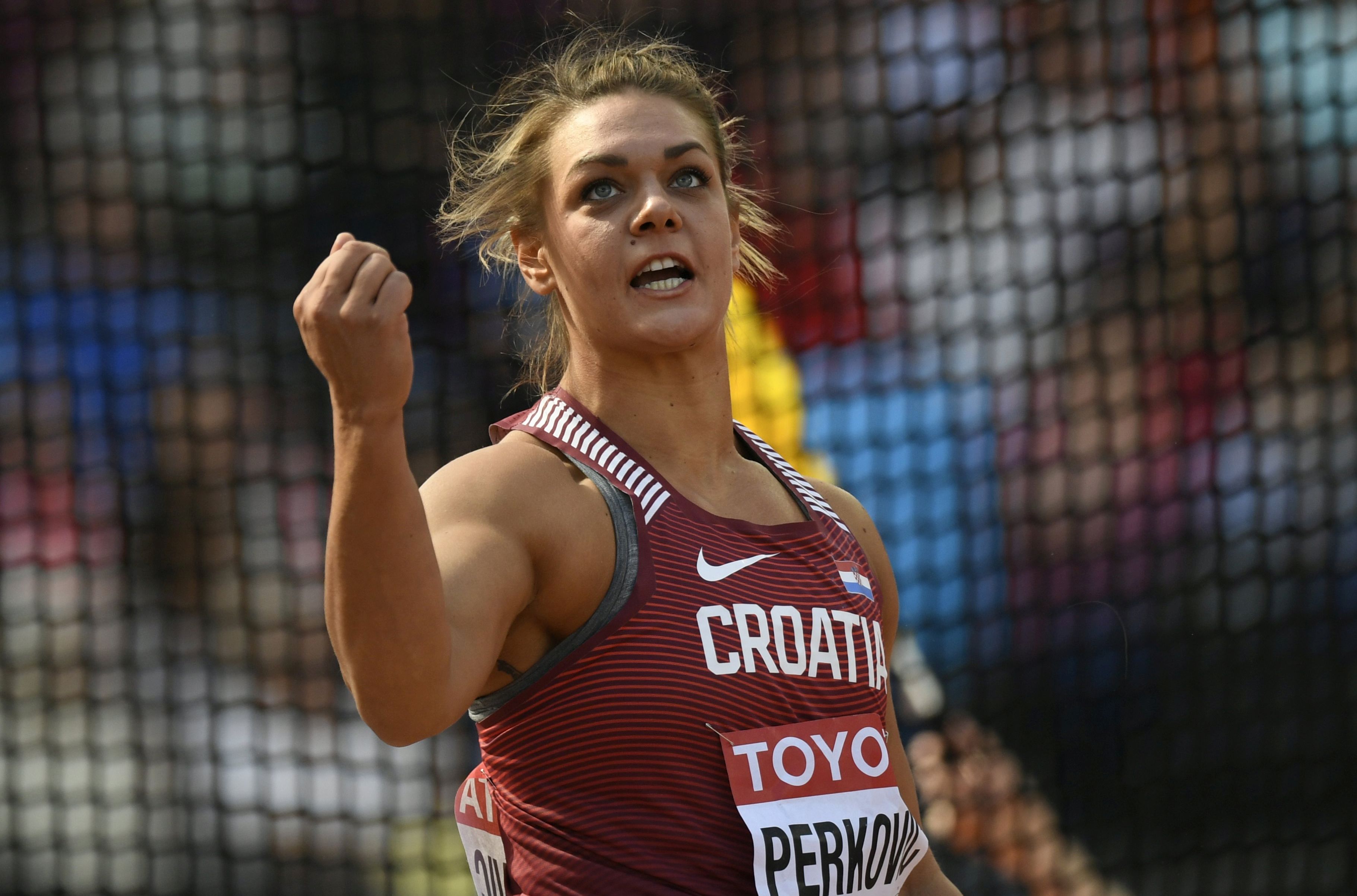 epa06137177 Sandra Perkovic of Croatia competes in the women's Discus Throw at the London 2017 IAAF World Championships in London, Britain, 11 August 2017.  EPA/FRANCK ROBICHON