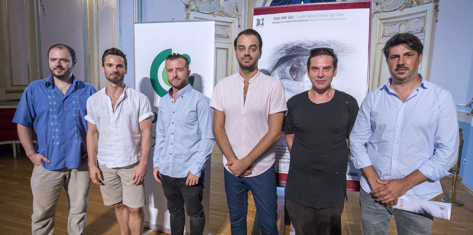 Split, 11.08.2017. - U foyeru Hrvatskog narodnog kazališta Split održana je medijska konferencija u povodu predstojeće baletne premijere 63. Splitskog ljeta. Na sceni će se izvesti plesna predstava "Derviš i smrt". Na fotografiji: Goran Bojčevski, Tomislav Petranović, Igor Kirov, Saša Dimoski, Aleksandar Nošpal, Slaven Raos
foto HINA/ Miroslav Lelas/ lm