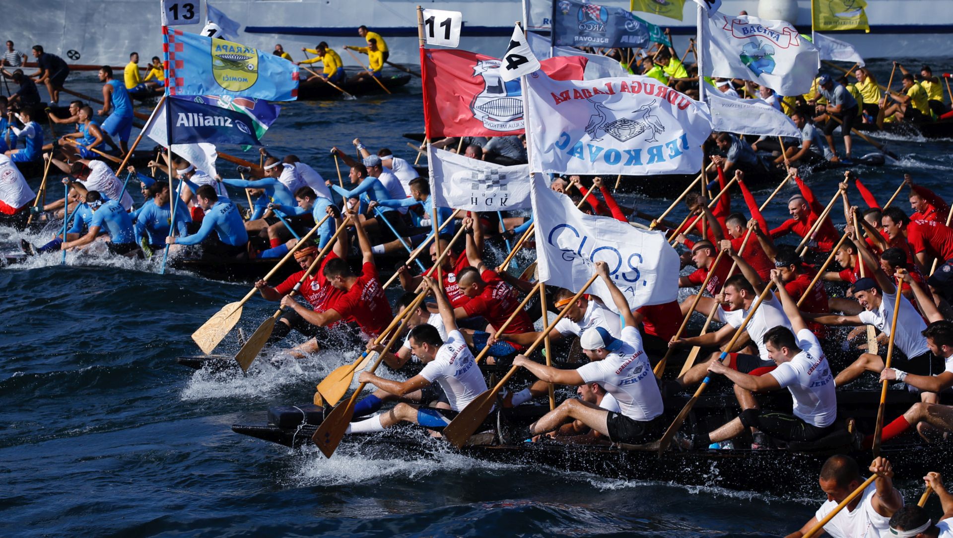 Metkoviæ, 12.08.2017. - 20. Maraton laða na Neretvi, prije kojega je uprilièen sveèani mimohod pred postrojenim laðarskim udrugama.
foto HINA/ Miroslav Lelas/ lm
