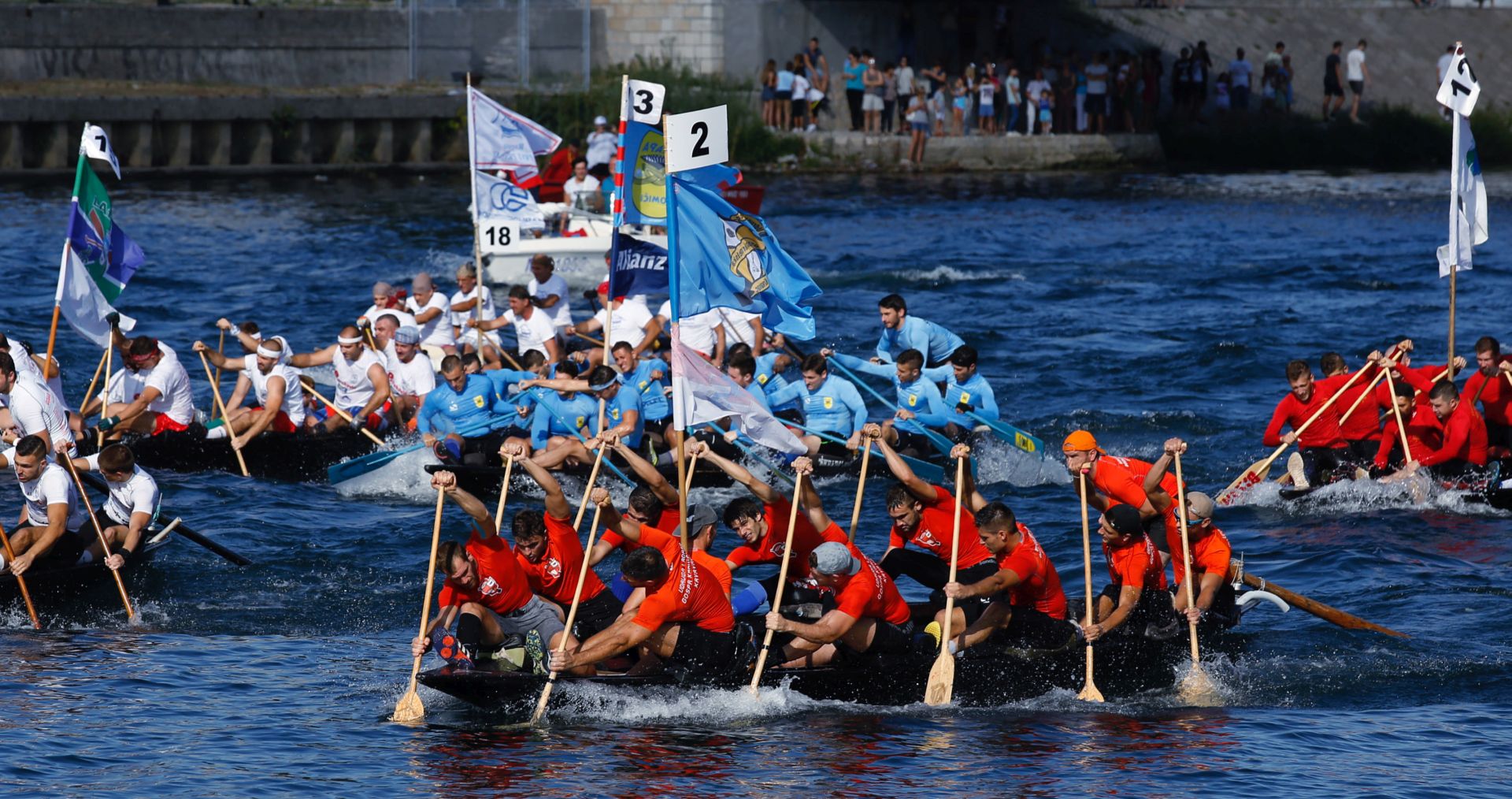 Metkoviæ, 12.08.2017. - 20. Maraton laða na Neretvi, prije kojega je uprilièen sveèani mimohod pred postrojenim laðarskim udrugama.
foto HINA/ Miroslav Lelas/ lm