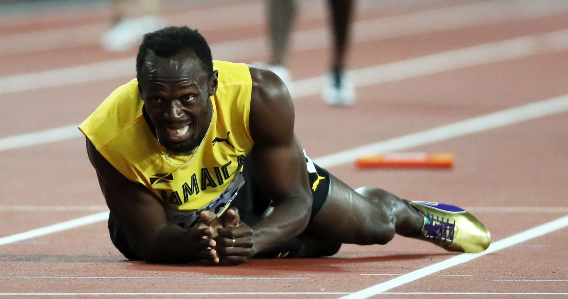 epa06141112 Jamaica's Usain Bolt falls to the track after sustaining an injury during the men's 4x100m Relay final at the London 2017 IAAF World Championships in London, Britain, 12 August 2017.  EPA/SRDJAN SUKI