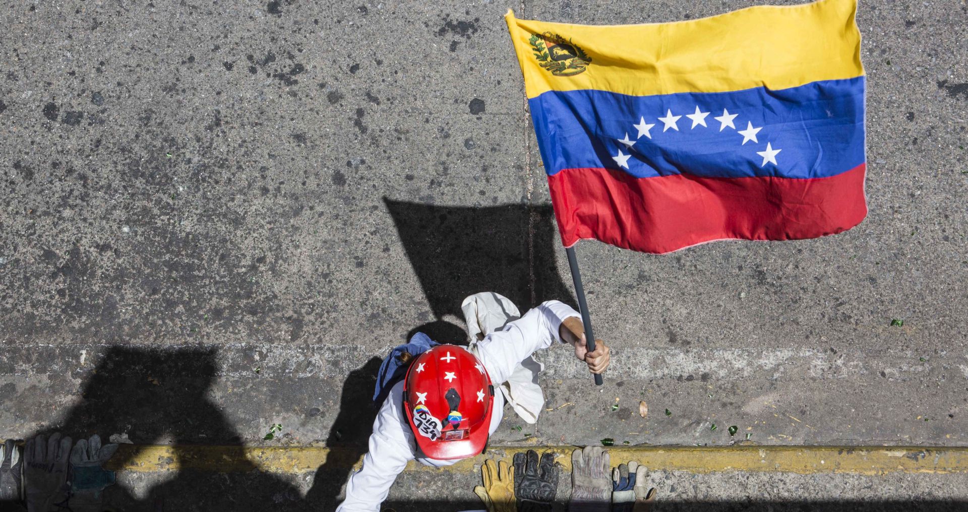 epa06141355 A woman waves a Venezuelan flag during an opposition protest against the Government in Caracas, Venezuela, 12 August 2017. Dozens of Venezuelans marched from different municipalities of the capital to protest against the recent Supreme Court of Justice's prison rulings against two opposition mayors of the city.  EPA/NATHALIE SAYAGO