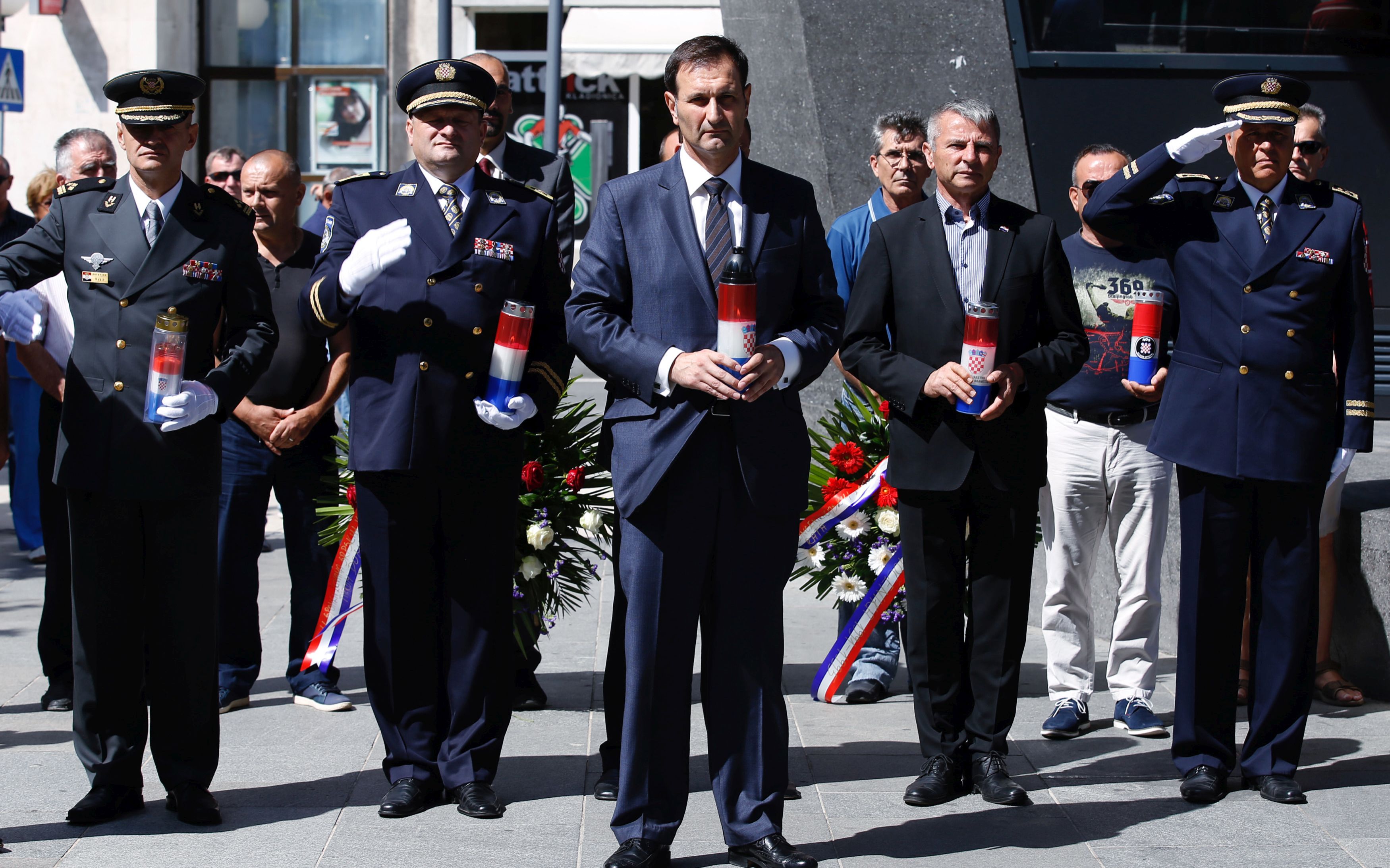Knin, 13.08.2017. - Hrvatsko drutvo logoraa srpskih koncentracijskih logora - podrunica Splitsko-dalmatinske ¾upanije obiljeila je "Dan sjeæanja na zatoèenike neprijateljskih logora tijekom Domovinskog rata". U upnoj crkvi Gospe Velikog Hrvatskog Krsnog Zavjeta odrana je sveta misa nakon koje su poloeni vijenci ispred Spomen obiljeja poginulim hrvatskim braniteljima u Domovinskom ratu. Program je zavn sveèanom akademijom u prostorijama Doma HV Kralj Zvonimir. Na slici Miro Kovaè (C).
foto HINA/ Miroslav Lelas/ lm