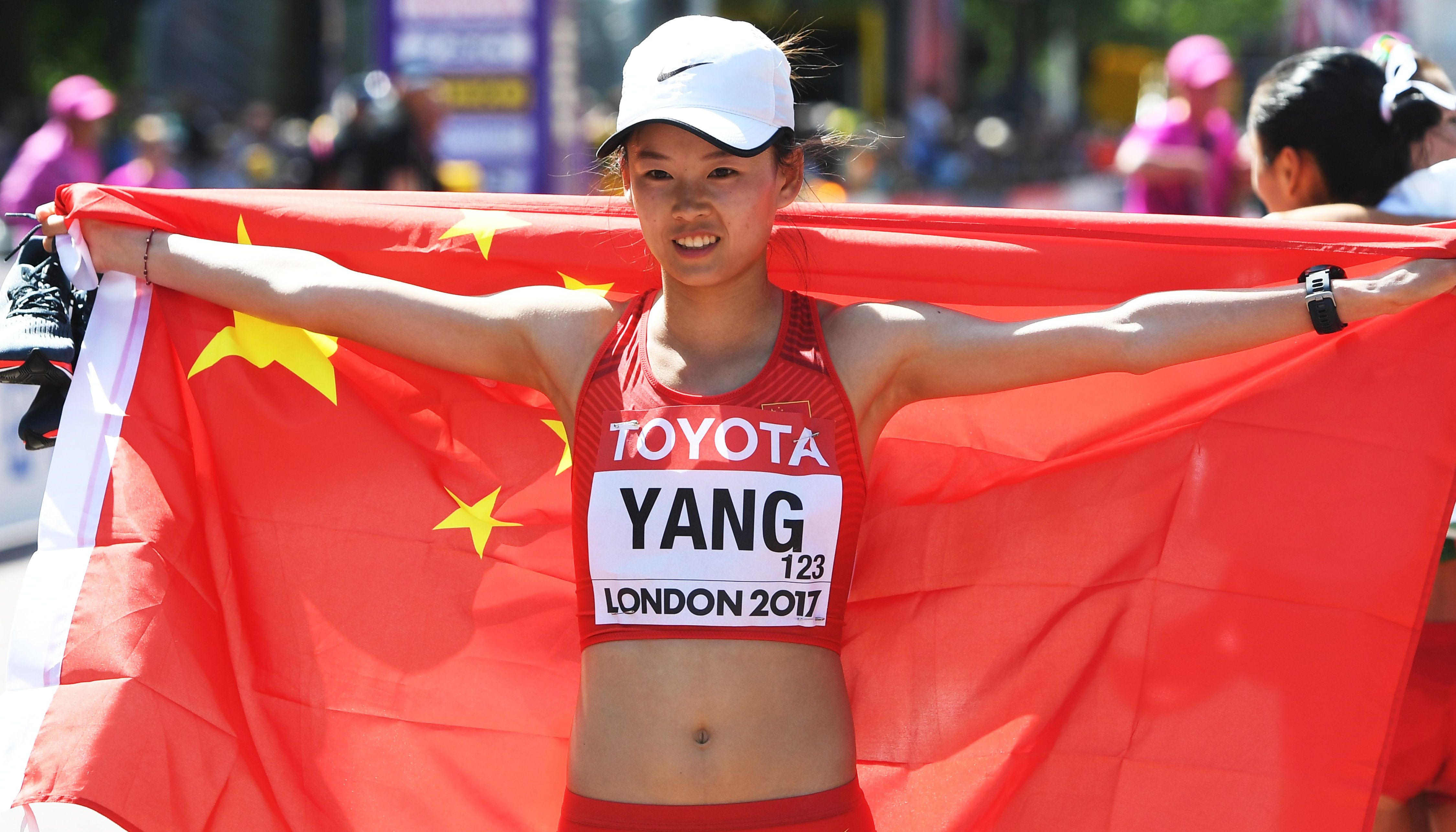 epa06142027 Jiayu Yang of China celebrates after winning the women's 20km Race Walk at the London 2017 IAAF World Championships in London, Britain, 13 August 2017.  EPA/FACUNDO ARRIZABALAGA