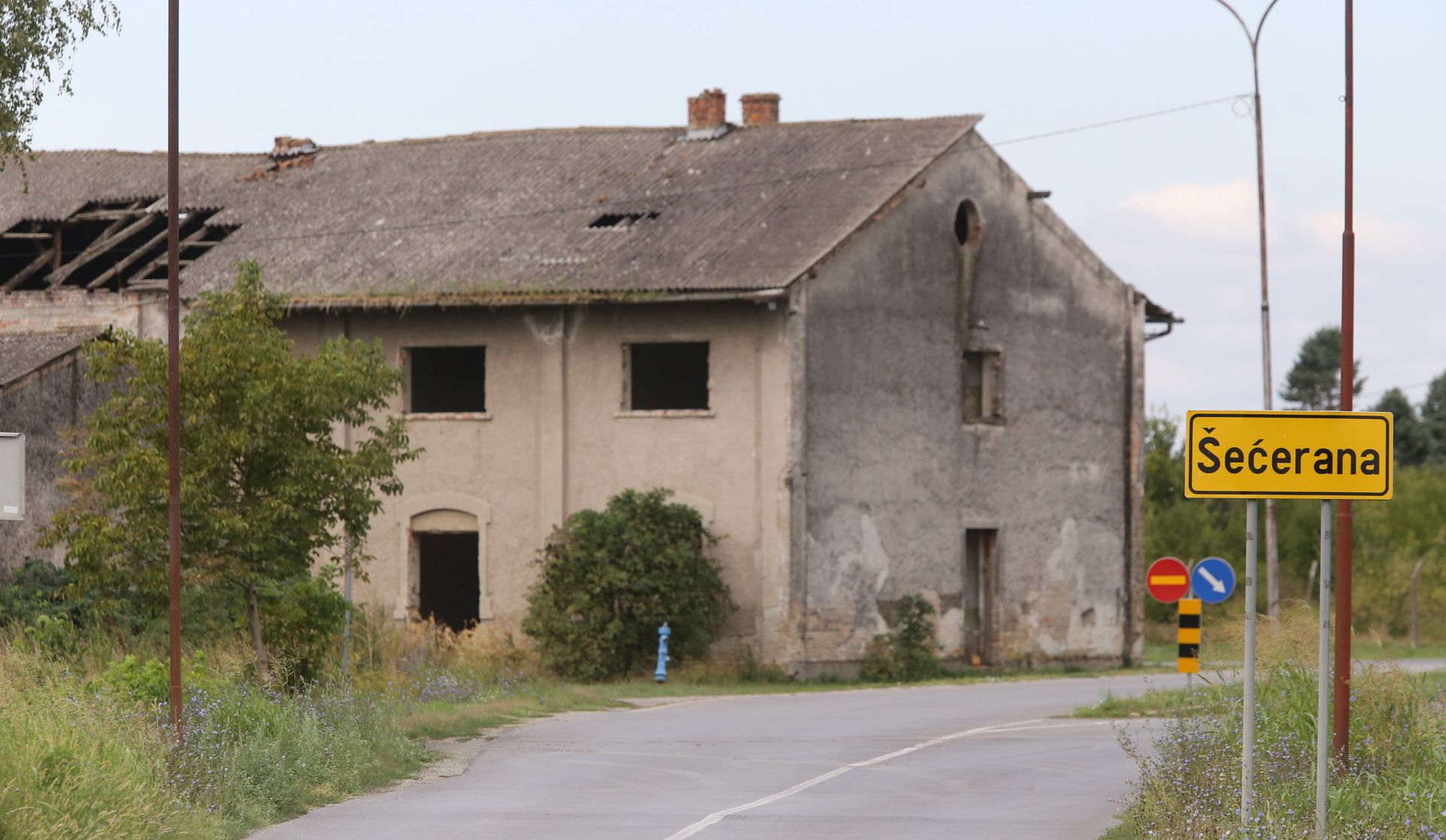 eæerana, 13.08.2017 - Policija je danas vrila oèevid na mjestu gdje je juèer u obiteljskoj kuæi dolo do talaèke krize.
foto HINA/ ik