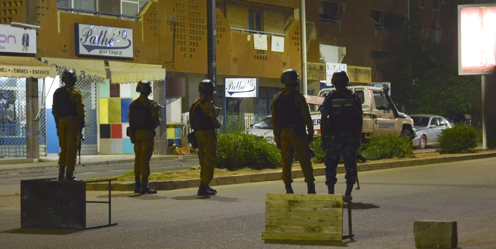 epa06143668 Burkina Faso security forces secure the area around the scene of a suspected terrorist attack at the Aziz Istanbul Turkish restaurant in Ouagadougou, Burkina Faso, 14 August 2017. According to the Burkina Faso communications ministry, an attack by gunmen at Aziz Istanbul restaurant which began late 13 August and continued into 14 August has claimed the lives of 17 people with eight wounded. There have been no claims of responsibility for the attack, but security forces suspect Islamist militants.  EPA/STR