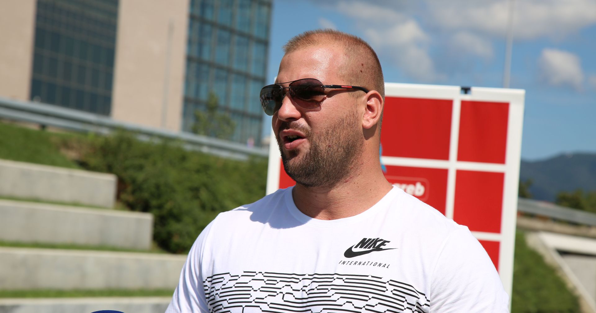 Zagreb, 14.08.2017 -  Stipe uniæ, osvajaè bronèane medalje u bacanju kugle na Svjetskom prvenstvu u Londonu, na bacalitu pokraj zagrebaèkih fontana druio se s novinarima i gradonaèelnikom grada Zagreba Milanom Bandiæem. foto HINA /Zvonimir KUHTIÆ/ zk