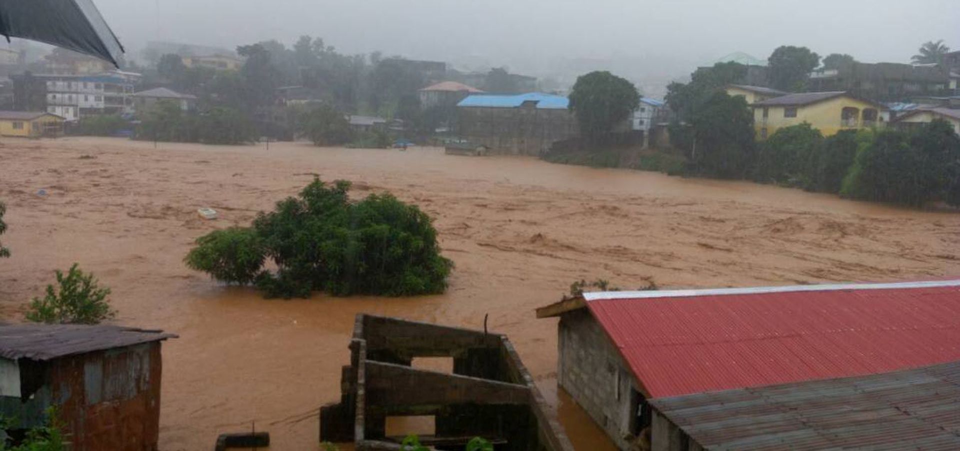 epa06144246 A handout photo made available by Society For Climate Change Communication Sierra Leone (S4CCC-SL) purportedly shows a mudslide near Regent, at the back of Guma reservoir, near Freetown, Sierra Leone, 14 August 2017. According to news reports citing Sierra Leone's Vice President Victor Bockarie Foh, hundreds are feared dead after a mudslide occured near Freetown on 14 August.  EPA/SOCIETY FOR CLIMATE CHANGE COMMUNICATION SIERRA LEONE / HANDOUT BEST QUALITY AVAILABLE.  HANDOUT EDITORIAL USE ONLY/NO SALES HANDOUT EDITORIAL USE ONLY/NO SALES
