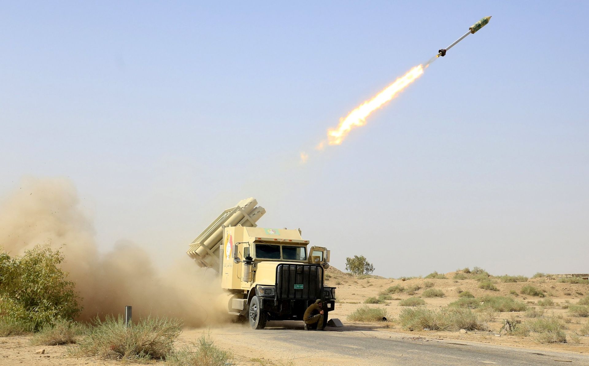 epa06144381 Members of Iraqi Shiite militia Imam Ali Brigades, which belongs to Shiite Popular Mobilization Forces, participate in a live ammunition training exercise in Najaf city, southern Iraq, 14 August 2017.  Iraqi Prime Minister Haider al-Abadi declared that Shiite Popular Mobilization Forces will continue to battle the Islamic State group (IS) and will take part in Tal-Afar battle despite from calls to prevent Shiite militias from participating in the battle.  EPA/KHIDER ABBAS