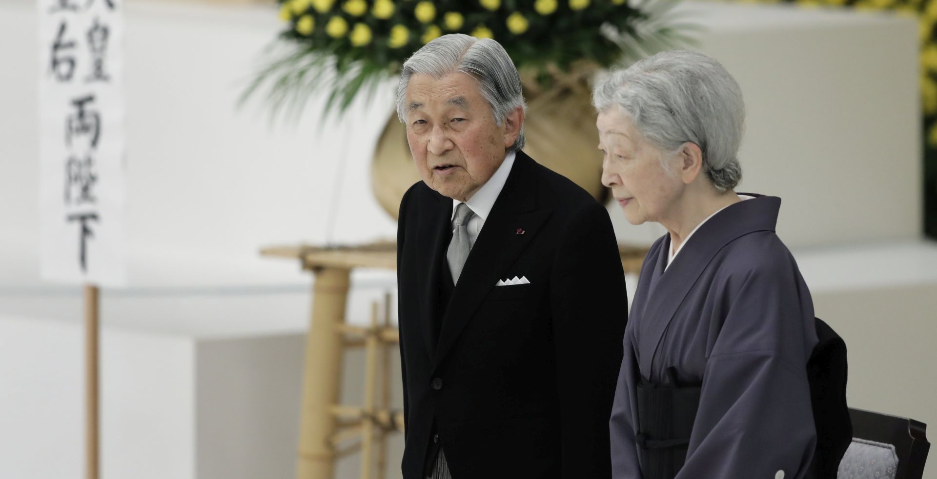 epa06144986 Japanese Emperor Akihito (L) and Empress Michiko (R) attend a memorial service at Nippon Budokan Hall in Tokyo, Japan, 15 August 2017. The annual ceremony marked the 72nd anniversary of the end of World War II, held in remembrance of the Japanese soldiers and civilians who lost their lives during the conflict.  EPA/KIYOSHI OTA