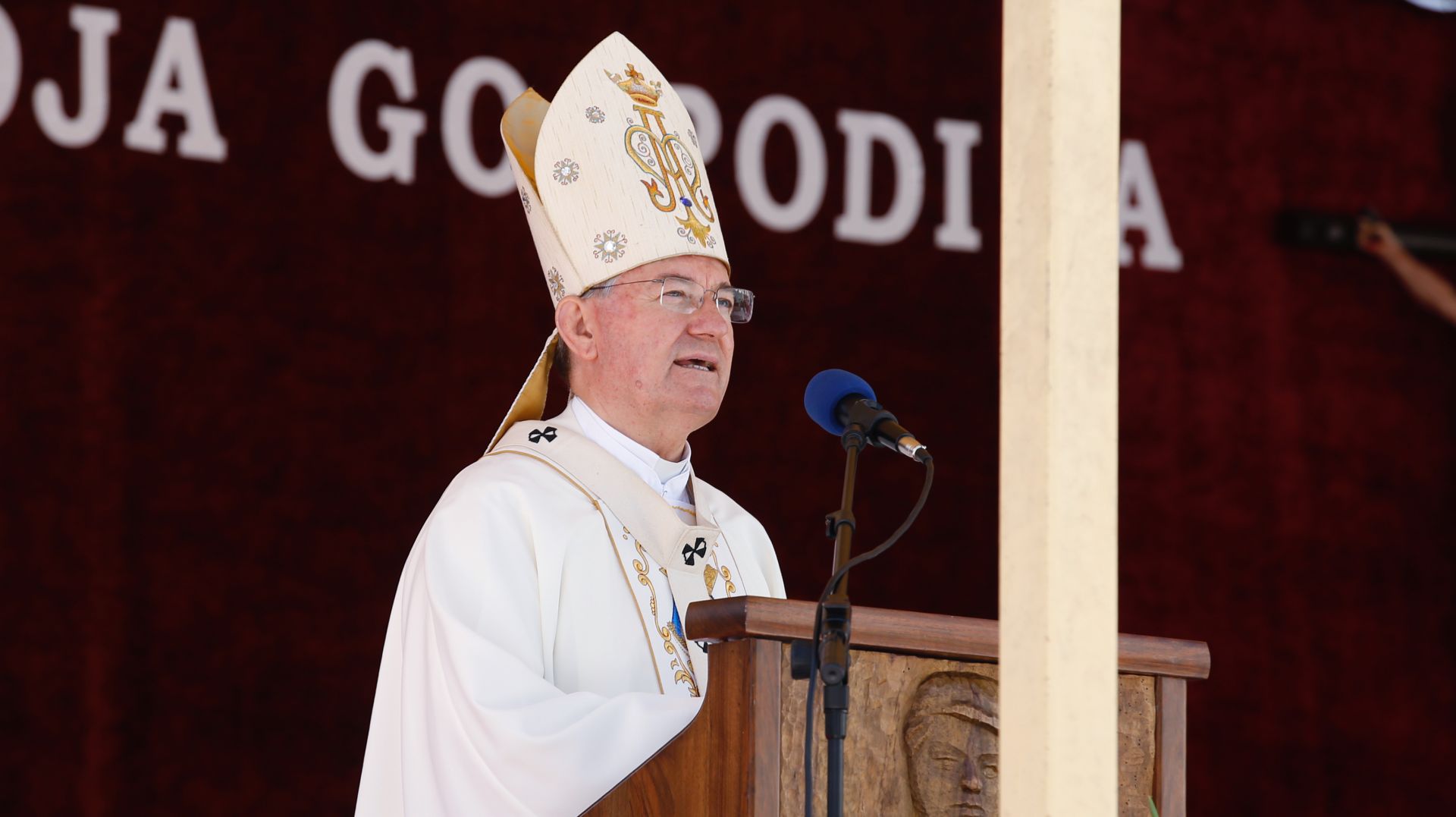Sinj, 15.08.2017. - Povodom blagdana Uznesenja Blažene Djevice Marije nekoliko desetaka tisuća vjernika okupilo se u Sinju i sudjelovalo u procesiji i euharistijskom slavlju koje je predvodio splitsko-makarski nadbiskup Marin Barišić.
foto HINA/ Miroslav LELAS/ lm