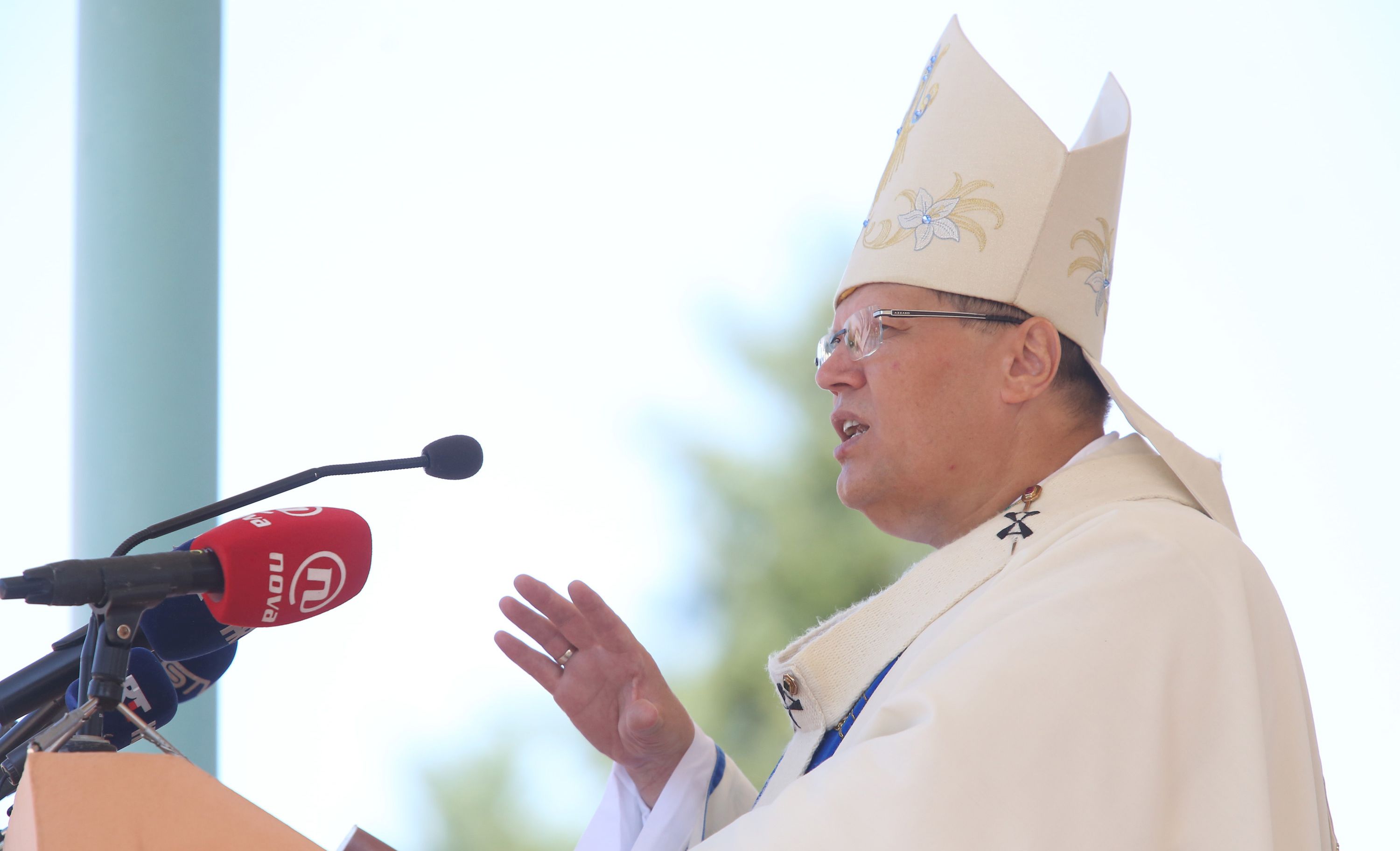 Aljma, 15.08.2017. - Od ranoga jutra, rijeke hodoèasnika slijevale su se prema marijanskom svetitu Gospe od Utoèita u Aljmau gdje je i ove godine blagdan Uznesenja Blaene Djevice Marije proslavilo nekoliko desetaka tisuæa vjernika iz cijele Slavonije. Na slici ðakovaèko-osjeèki nadbiskup i metropolit mons. Ðuro Hraniæ predvodi sveèano misno slavlje u Aljmau.
foto HINA/ ua