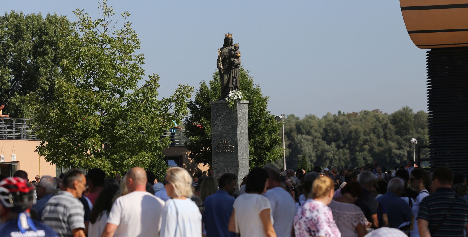 Aljma, 15.08.2017. - Od ranoga jutra, rijeke hodoèasnika slijevale su se prema marijanskom svetitu Gospe od Utoèita u Aljmau gdje je i ove godine blagdan Uznesenja Blaene Djevice Marije proslavilo nekoliko desetaka tisuæa vjernika iz cijele Slavonije.
foto HINA/ ua