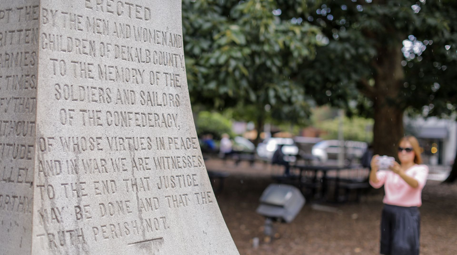epa06146083 A woman takes a photograph of a Confederate US Civil War memorial obelisk in front of the old Dekalb County Courthouse in Decatur, Georgia, USA, 15 August 2017. Activists have renewed calls for the removal of Confederate and US Civil War memorials after the violence in Charlottesville, Virginia.  EPA/ERIK S. LESSER