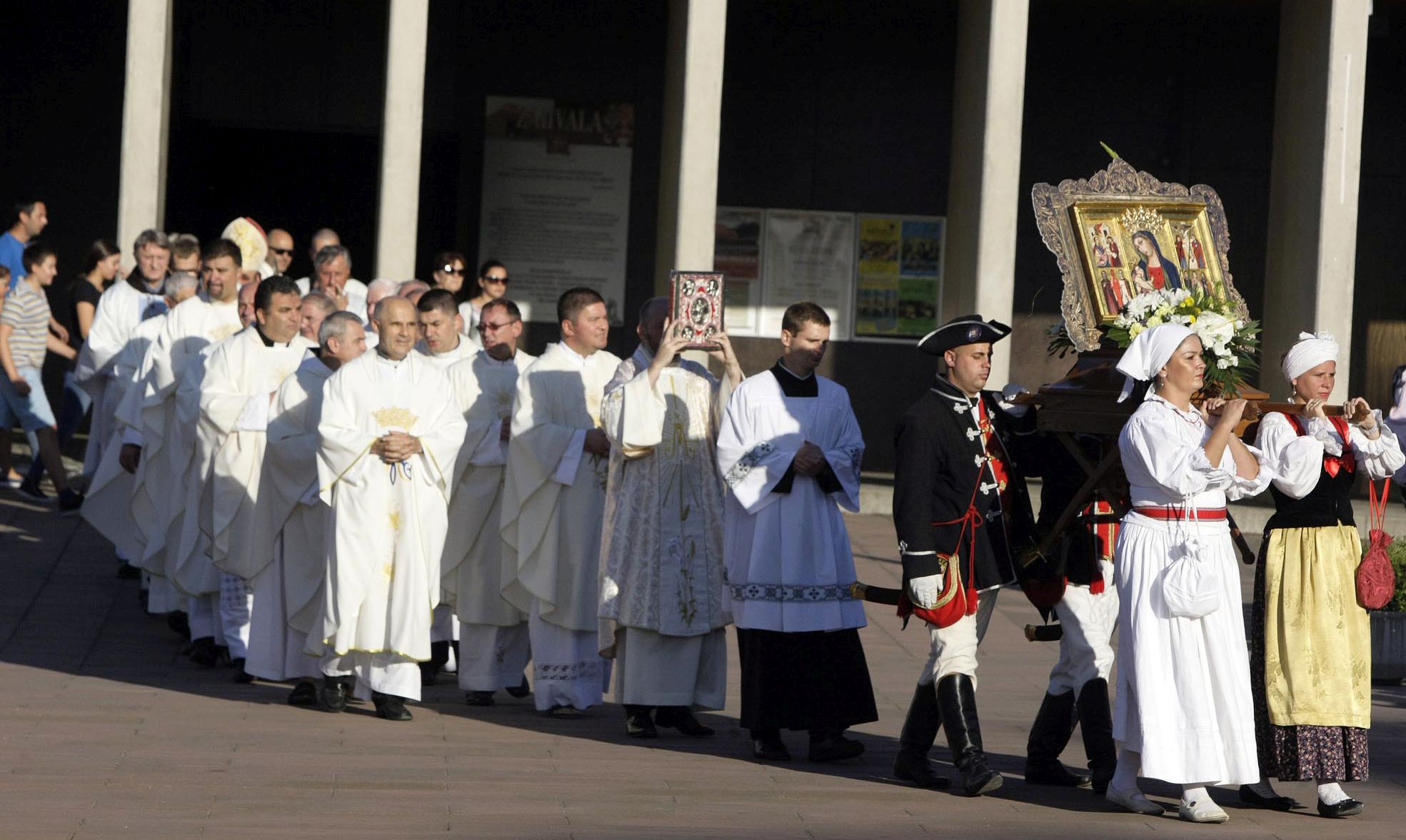 Rijeka, 15.08.2017. - Rijeèki nadbiskup Ivan Devèiæ predvodio je sveèano euharistijsko slavlje u perivoju Majke Boje Trsatske povodom Velike Gospe.
foto HINA/ Miljenko KLEPAC/ ml
