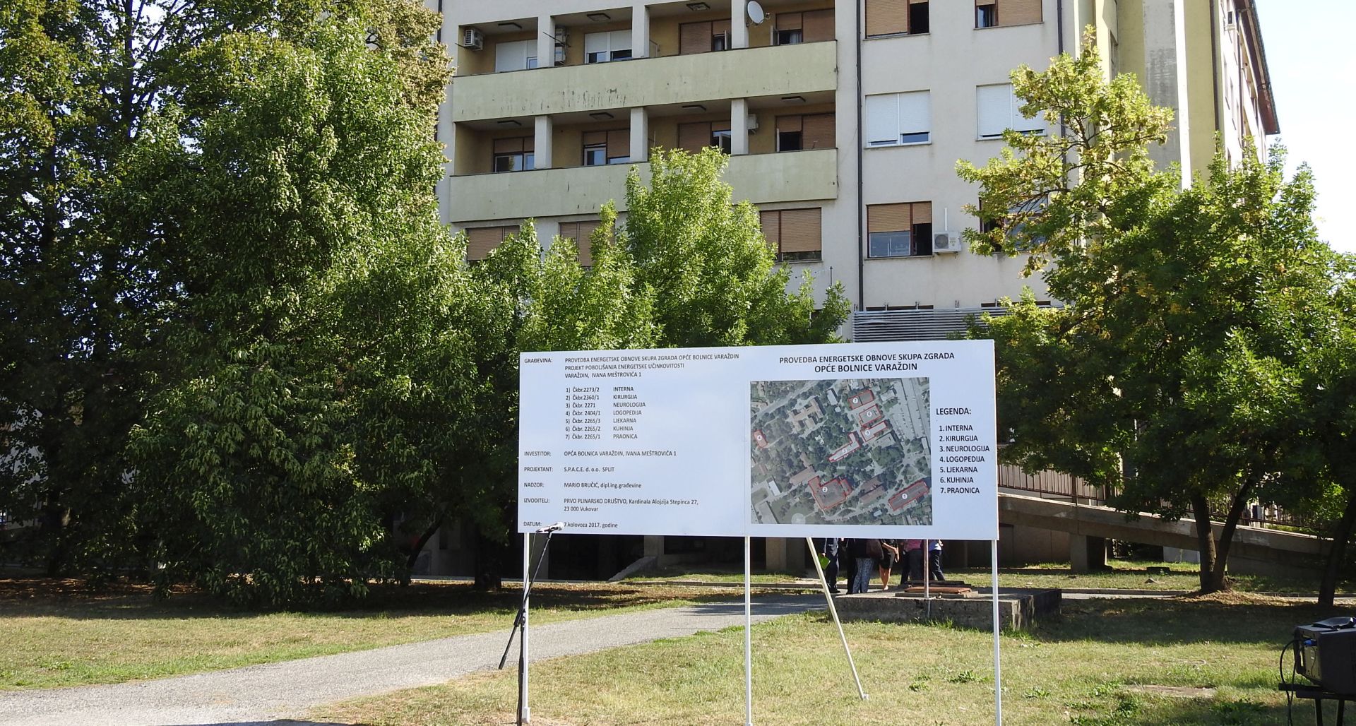Varadin, 16.8.2016 - Do kraja 2018. godine bit æe energetski obnovljeno sedam objekata Opæe bolnice Varadin, a investicija od 83,5 milijuna kuna otplaæivat æe se u sljedeæih 14 godina utedom na energentima, reèeno je u srijedu na sveèanosti u povodu poèetka radova. Poèetak radova na energetskoj obnovi zgrada Kirurgije, Interne, Neurologije, Ljekarne, Praonice, Logopedije i Kuhinje obiljeen je u srijedu u krugu bolnice. 
foto HINA/ Sinia KALAJDIJA/ ua