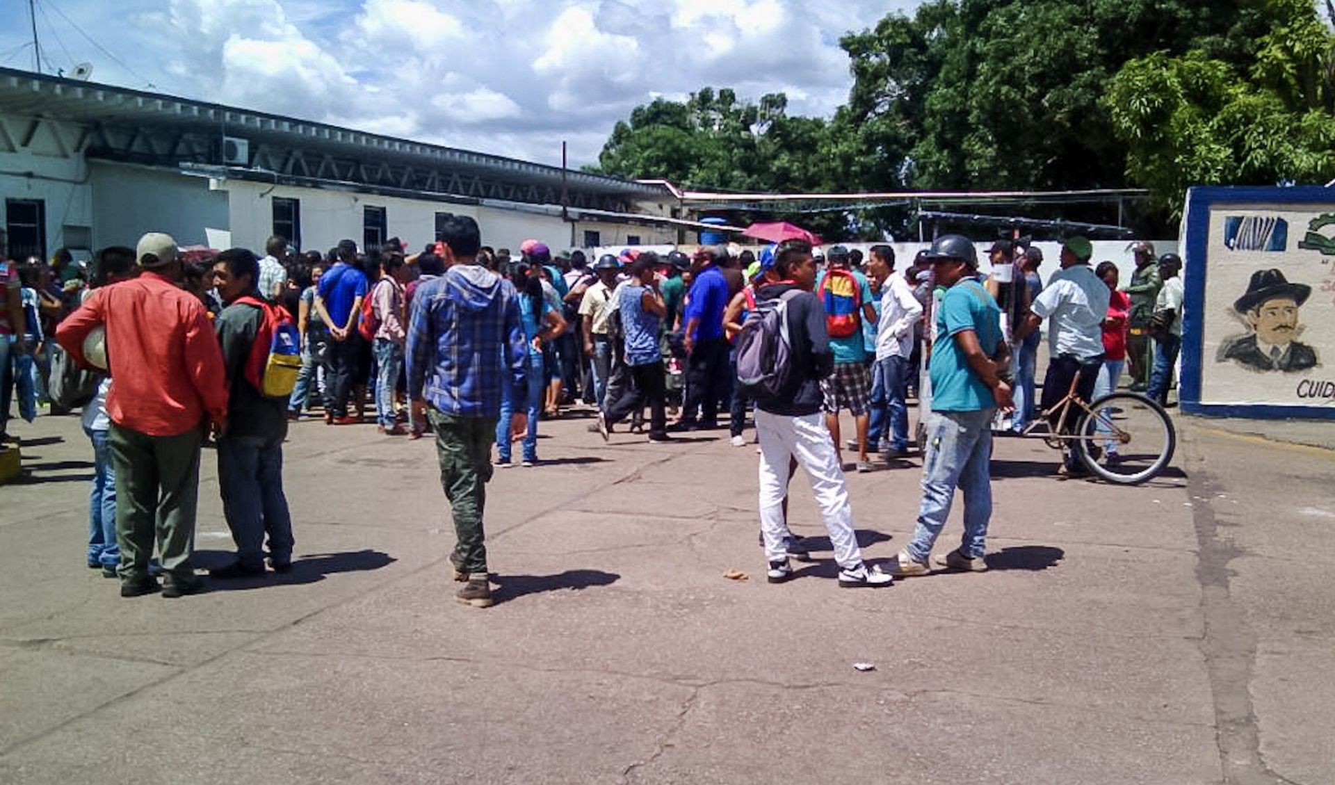 epa06147897 People arrive to the Jose Gregorio Hernandez Central Hospital building seeking information about their relatives after authorities led a raid on a prison in Puerto Ayacucho, Venezuela, 16 August 2017. At least 37 people were killed and 14 law enforcement personnel wounded when armed inmates resisted authorities' attempt to impose order at the prison in the southern state of Amazonas, the Venezuelan Attorney General's Office said.  EPA/PEDRO ZAPATA