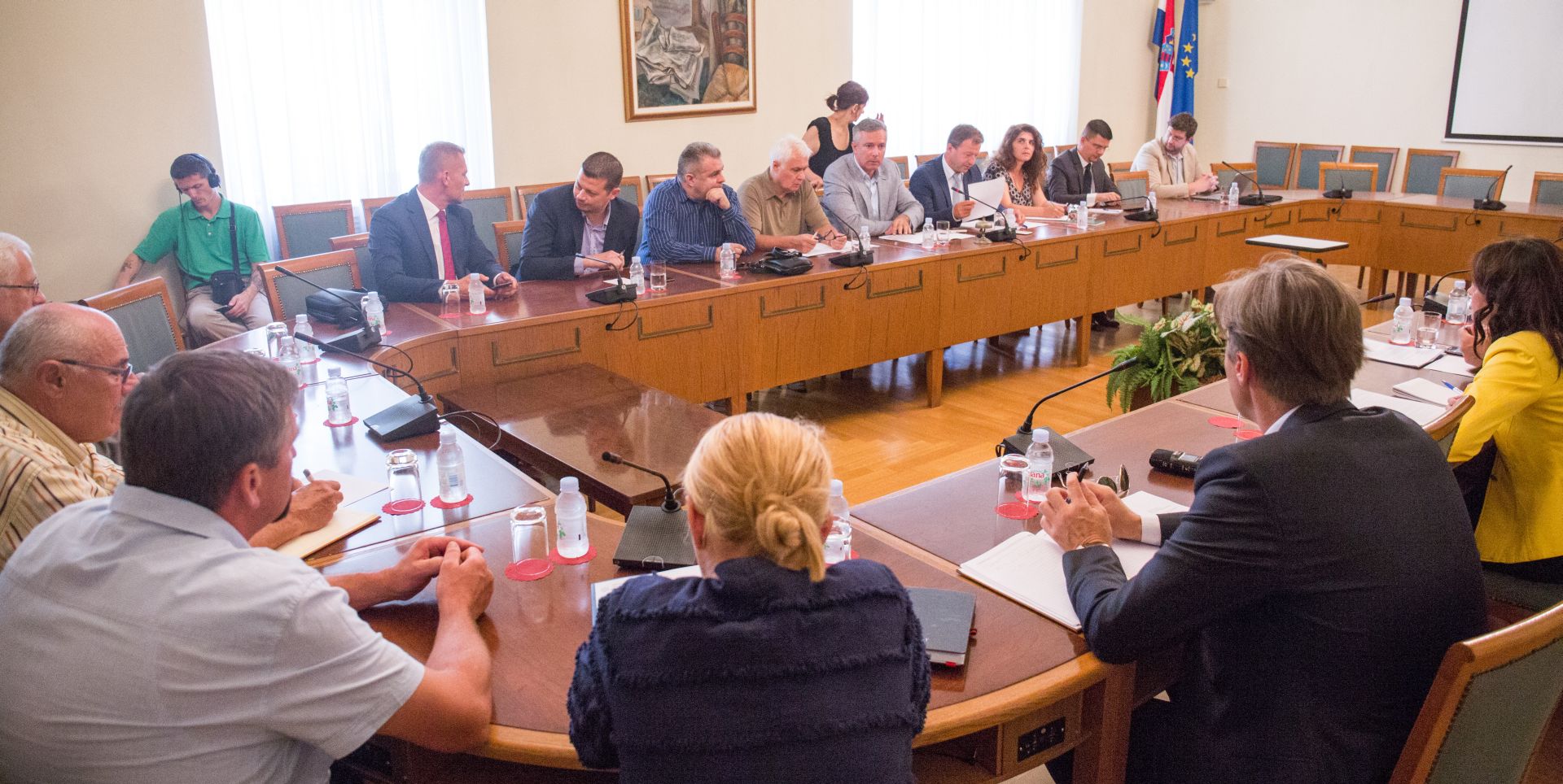 Zagreb, 15.08.2017 - Tematska sjednica Odbora za poljoprivredu i Odbora za gospodarstvo s temom: "Vrednovanje učinaka provedbe Pravilnika o inspekcijskom nadzoru i kontroli usklađenosti voća i povrća s tržišnim standardima te razmjera utjecaja protumjera zemalja u okruženju na hrvatsko gospodarstvo i poljoprivredu". Na fotografiji Darinko Kosor, Tomislav Panenić.  foto HINA/ Daniel KASAP /ds