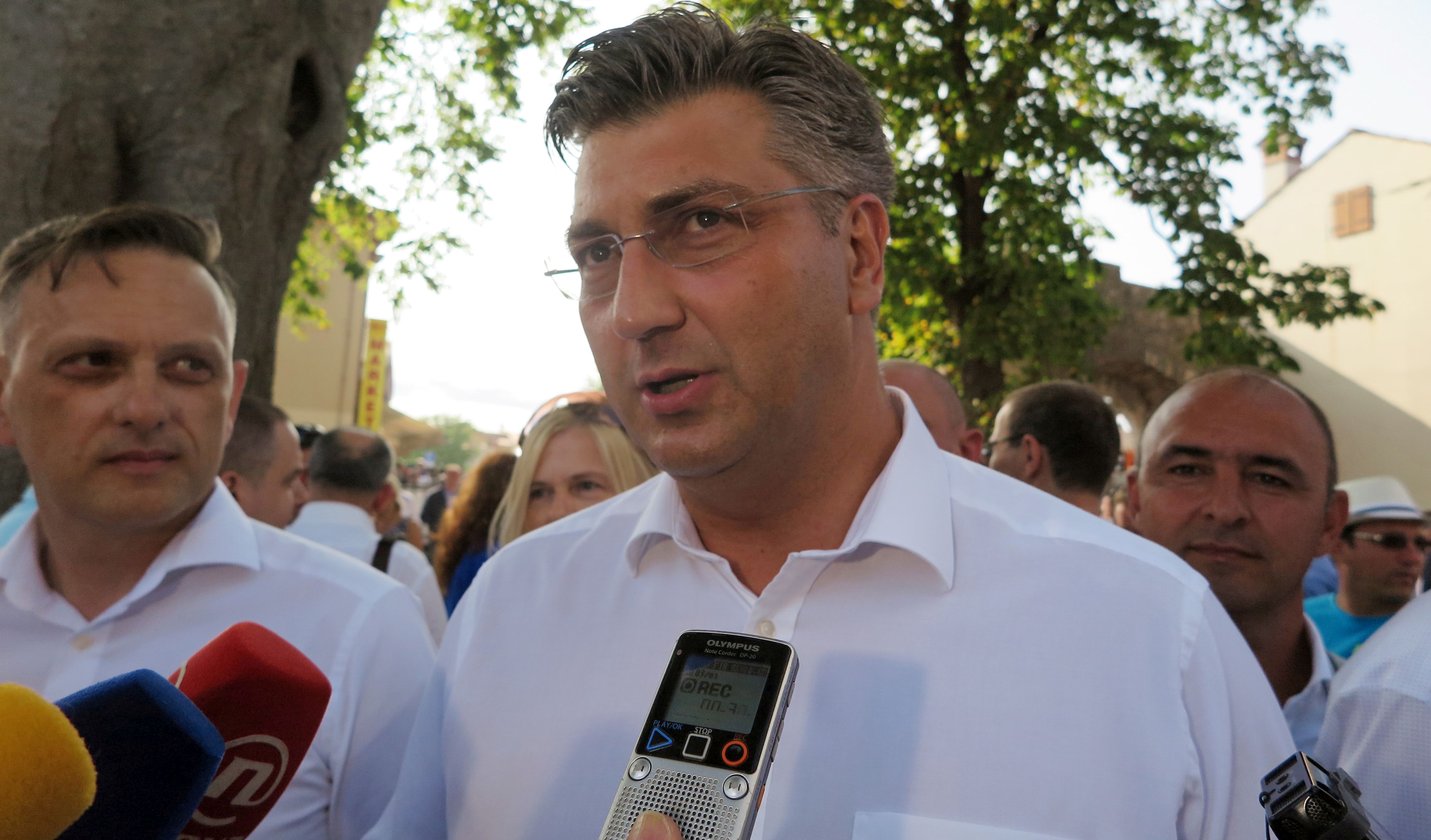 Barban, 20.8.2017 - Tradicionalna 42. po redu Trka na prstenac odrana je u nedjelju poslijepodne u Barbanu u nazoènosti brojnih gostiju i uzvanika iz hrvatskog politièkog i gospodarskog ivota kojom prigodom je predsjednik Vlade Andrej Plenkoviæ istaknuo da je rijeè o vanoj turistièkoj atrakciji u ovogodinjoj sjajnoj turistièkoj sezoni. 
foto HINA/ Daniel SPONZA/ ua