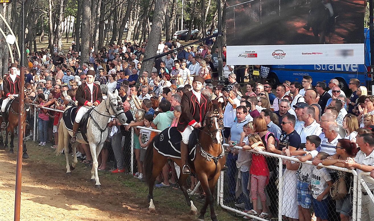Barban, 20.8.2017 - Tradicionalna 42. po redu Trka na prstenac odrana je u nedjelju poslijepodne u Barbanu u nazoènosti brojnih gostiju i uzvanika iz hrvatskog politièkog i gospodarskog ivota. 
foto HINA/ Daniel SPONZA/ ua