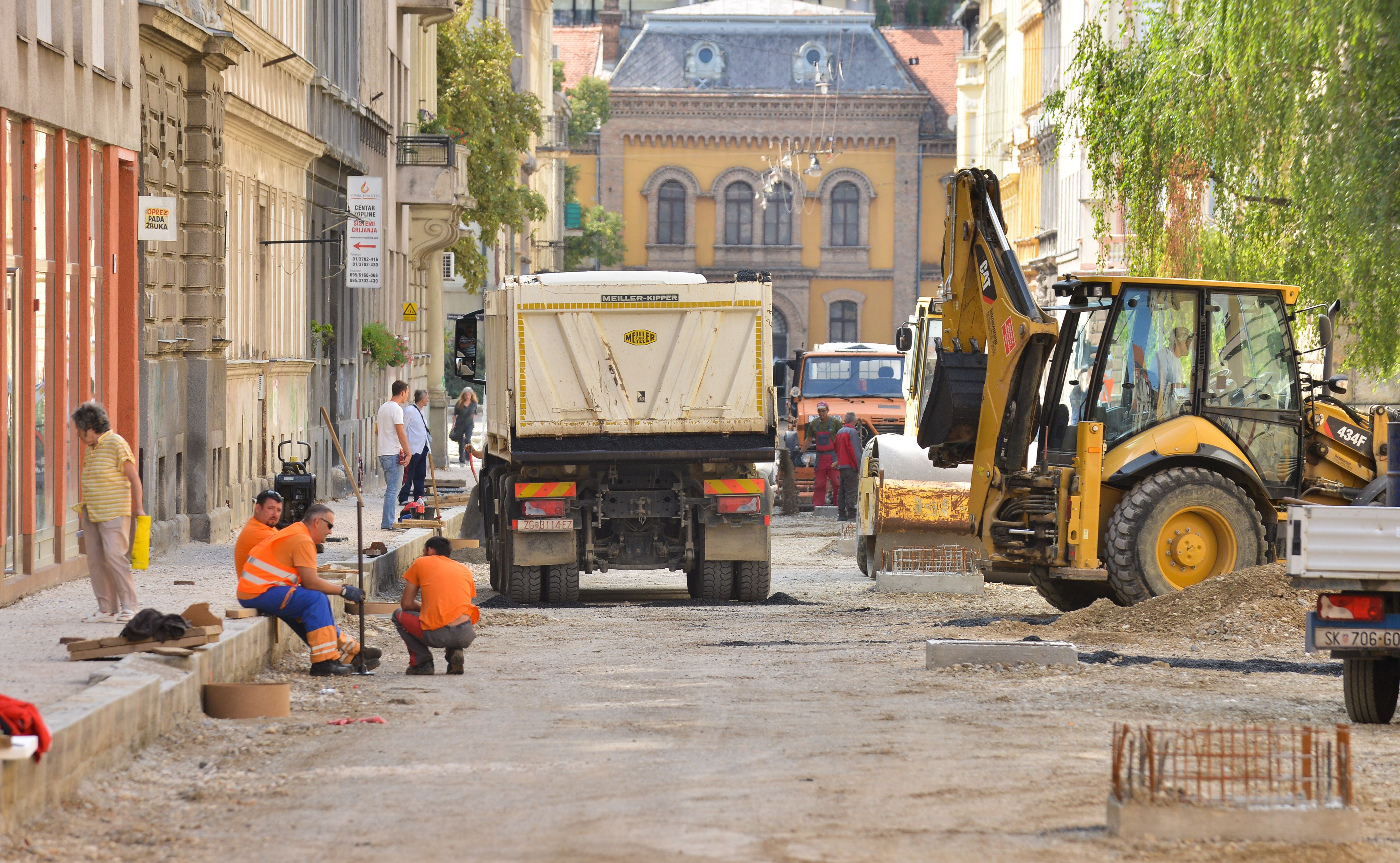 Zagreb, 17.08.2017. - Tiskovna konferencija HLSL-a na temu: "Ljetni radovi u Zagrebu - mora li doista tako?". Na fotografiji radovi u Primorskoj ulici.
foto HINA/ Admir BULJUBAŠIĆ/ abu