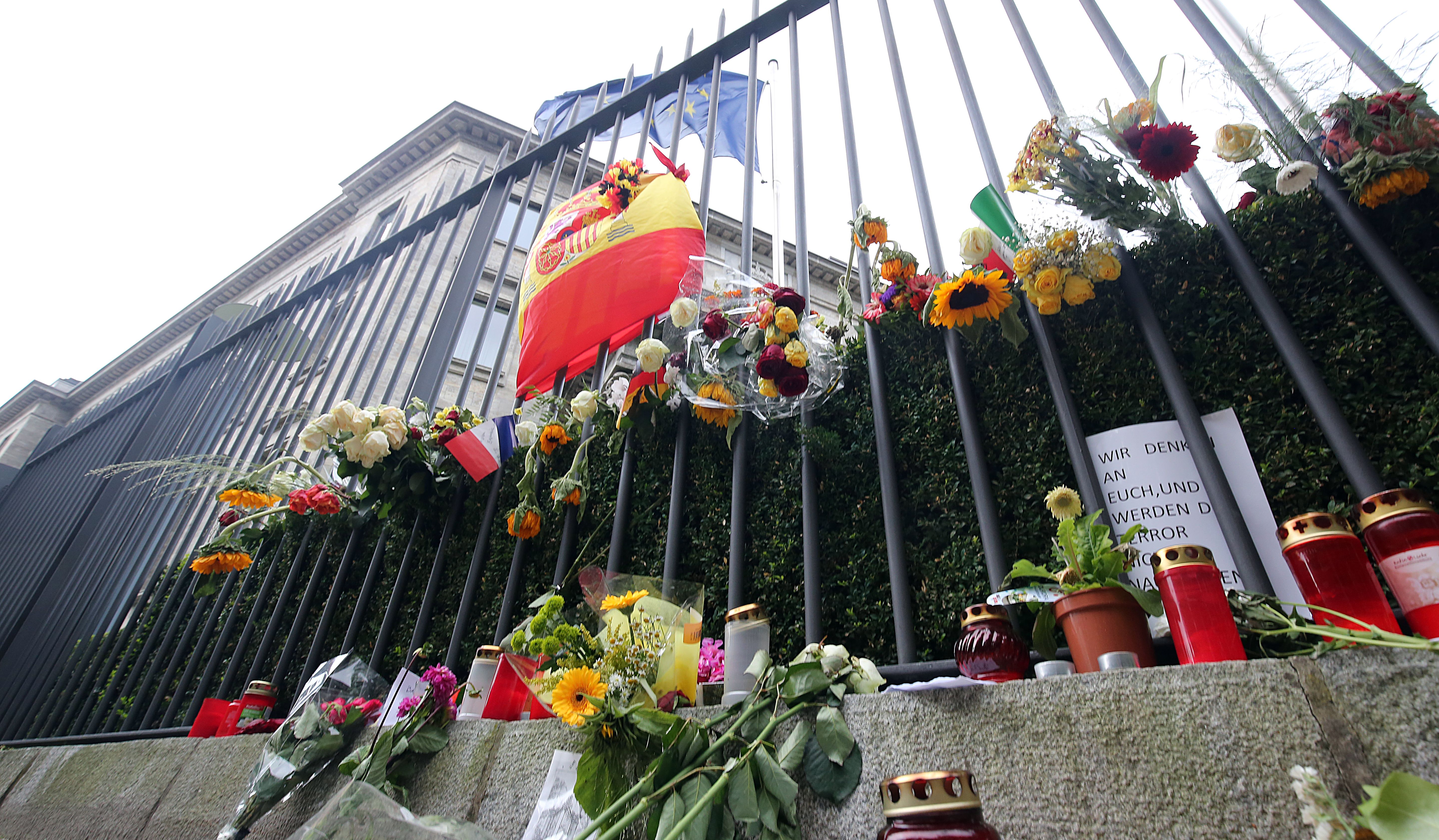 Flowers, candles and letters are laid out in front of the Spanish embassy in Berlin, Germany, 21 August 2017. The mayor of Berlin previously made an entry into a book of condolences for the victims of the terror attacks in Barcelona. Photo: Wolfgang Kumm/dpa