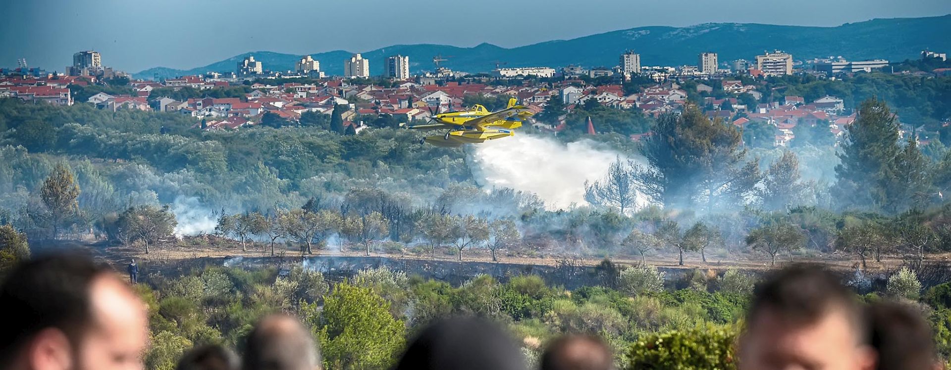Zadar, 21.08.2017. - Protupoarne Zraène snage Hrvatskog ratnog zrakoplovstva i protuzraène obrane (HRZ i PZO) u ponedjeljak poslijepodne uspjele su zajedno sa zemaljskim vatrogasnim snagama obraniti Koino kod Zadra.
foto HINA/ ua