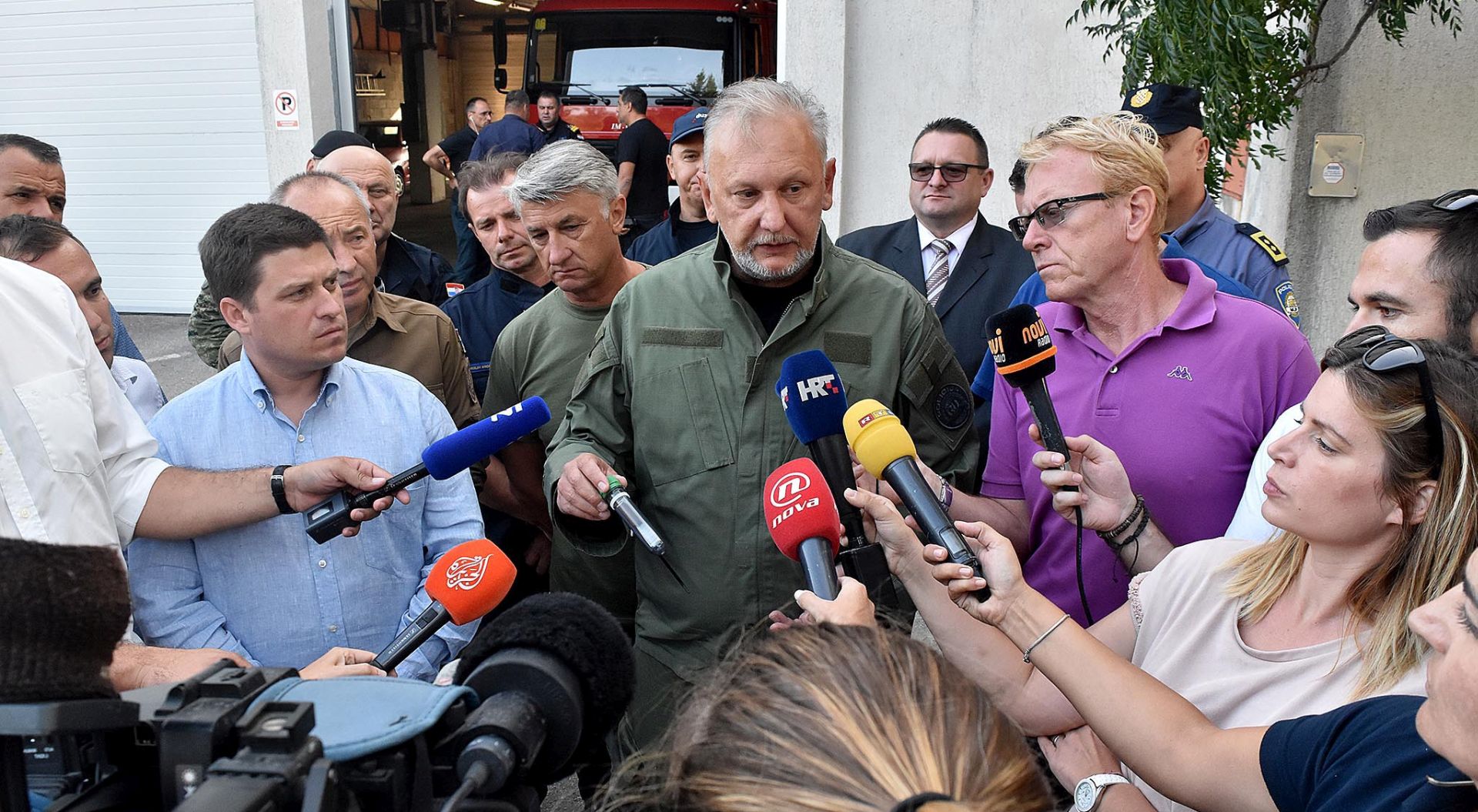 Benkovac, 21.08.2017. - Ministri Davor Boinoviæ, Oleg Butkoviæ i Damir Krstièeviæ obili su tijekom poslijepodneva poarite na podruèju Benkovca. Na fotografiji Oleg Butkoviæ, Damir Krstièeviæ i Davor Boinoviæ daju izjave za medije ispred Vatrogasnog doma u Benkovcu.
foto HINA/ ua