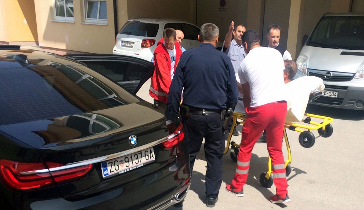 Tomislavgrad, 22.08.2017 - Nepoznati napadaè u prijepodnevnim satima u mjestu Zidine kod Tomislavgrada pucao je na Zdravka Mamiæa, koji je ranjen u predjelu donjih ekstremiteta. Na slici pripadnici hitne pomoæi uvode Zdravka Mamiæa u automobil.
foto HINA/ Fena/ Mario Loncar/ ds