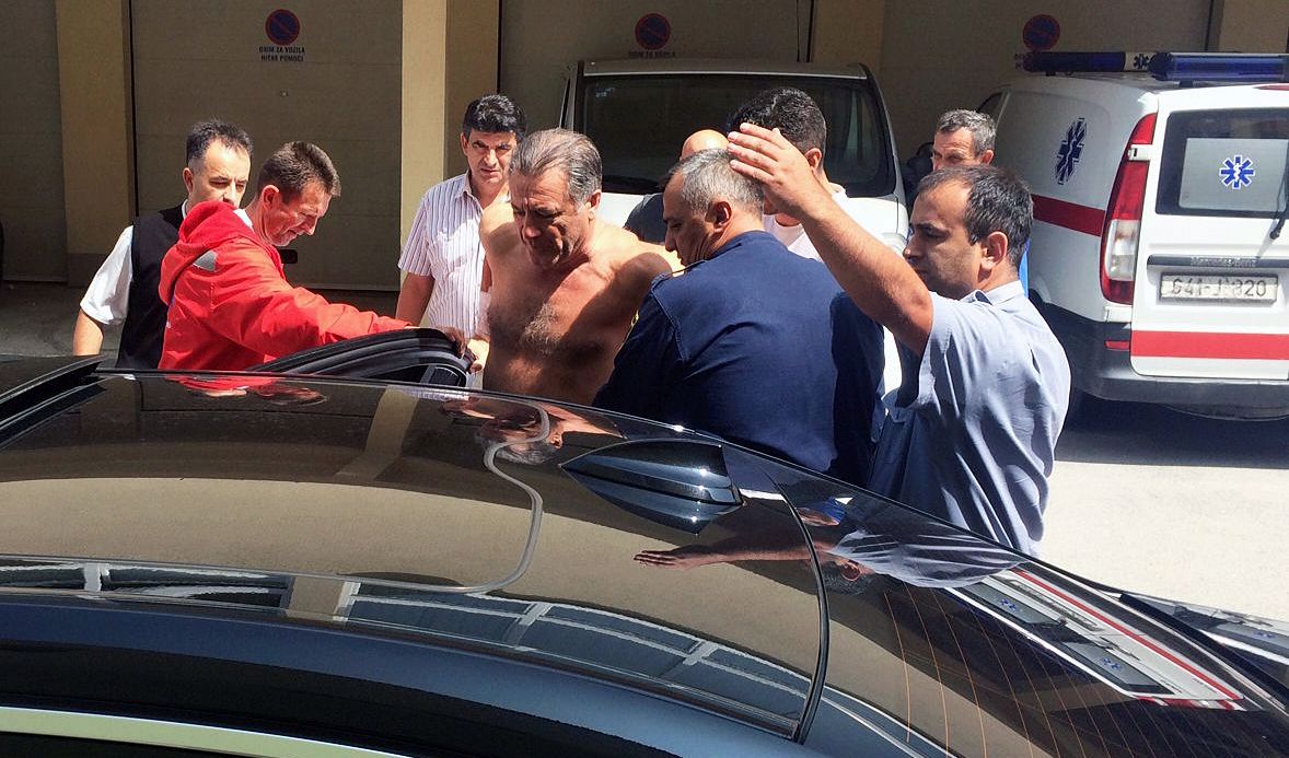 Tomislavgrad, 22.08.2017 - Nepoznati napadaè u prijepodnevnim satima u mjestu Zidine kod Tomislavgrada pucao je na Zdravka Mamiæa, koji je ranjen u predjelu donjih ekstremiteta. Na slici pripadnici hitne pomoæi uvode Zdravka Mamiæa u automobil.
foto HINA/ Fena/ Mario Loncar/ ds