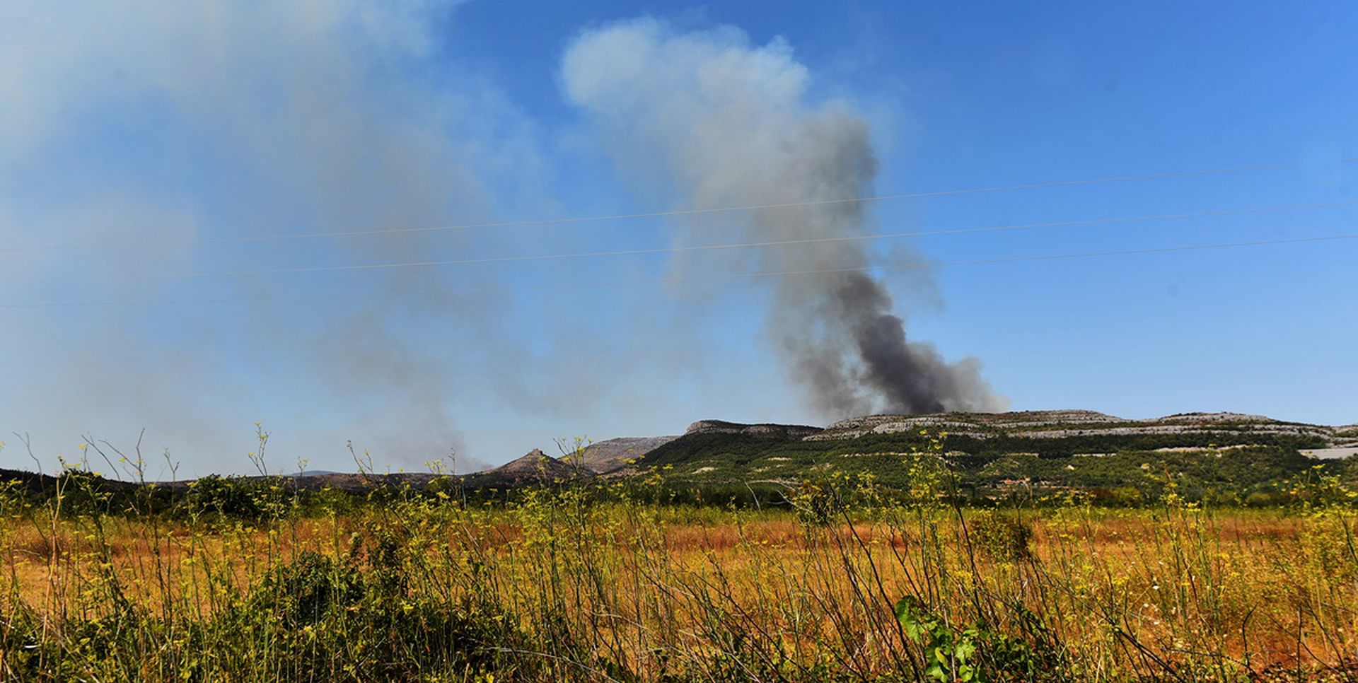 ibenik, 22.08.2017- Jo je aktivan poar na Promini koji i dalje nadlijeæu zraène snage, a najgore je bilo kod zaseoka Rajiæi gdje je vatra dola samo par metara od kuæa, no zahvaljujuæi dobro organiziranim vatrogasnim snagama, kuæe su obranjene i najgore je prolo.
foto HINA/ ik