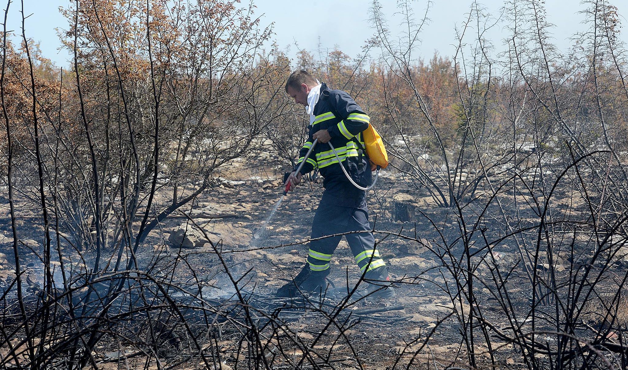 Benkovac, 22.08.2017. - Protupoarni zrakoplovi iz vojarne u Zemuniku i vatrogasci na terenu sudjelovali su u gaenju poara u Pristegu kod Benkovca.
foto HINA/ ua