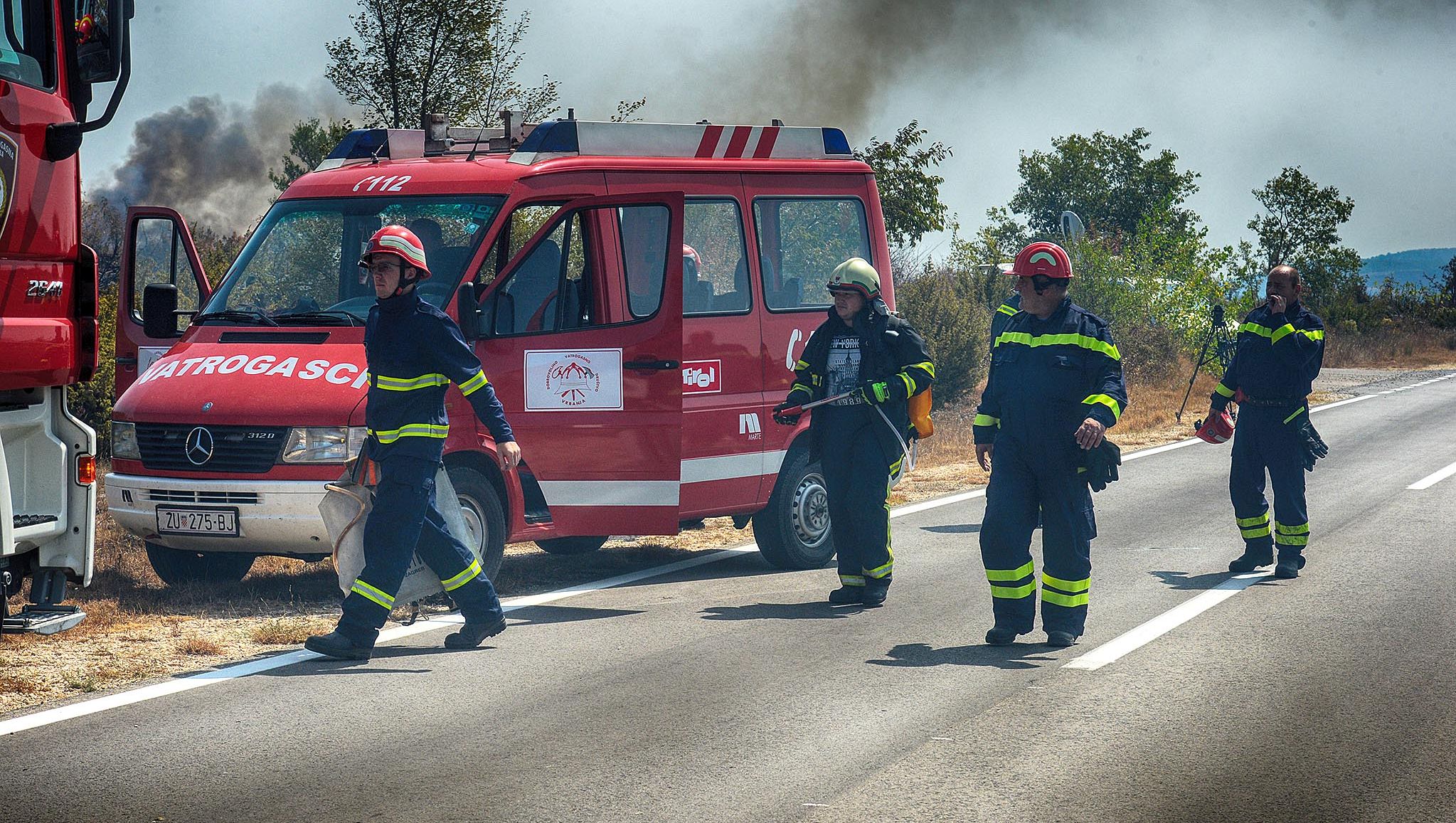 Benkovac, 22.08.2017. - Protupoarni zrakoplovi iz vojarne u Zemuniku i vatrogasci na terenu sudjelovali su u gaenju poara u Pristegu kod Benkovca.
foto HINA/ ua