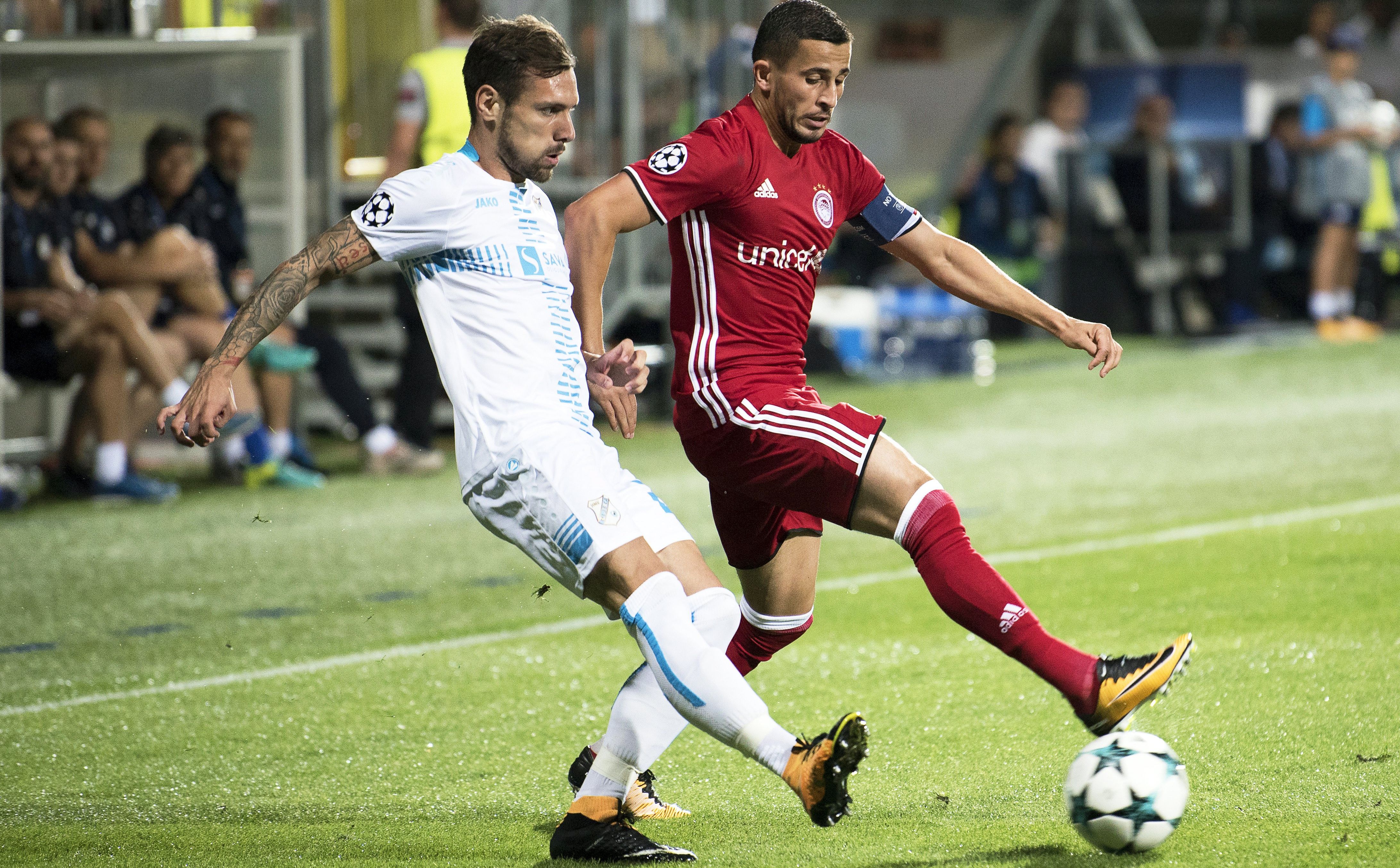 epa06156777 Olympiacos Piraeus' Omar Elabdellaoui (R) in action against Rijeka's Marko Vesovic (L) during the UEFA Champions League playoff, second leg soccer match between HNK Rijeka and Olympiacos Piraeus in Rijeka, Croatia, 22 August 2017.  EPA/IGOR KUPLJENIK