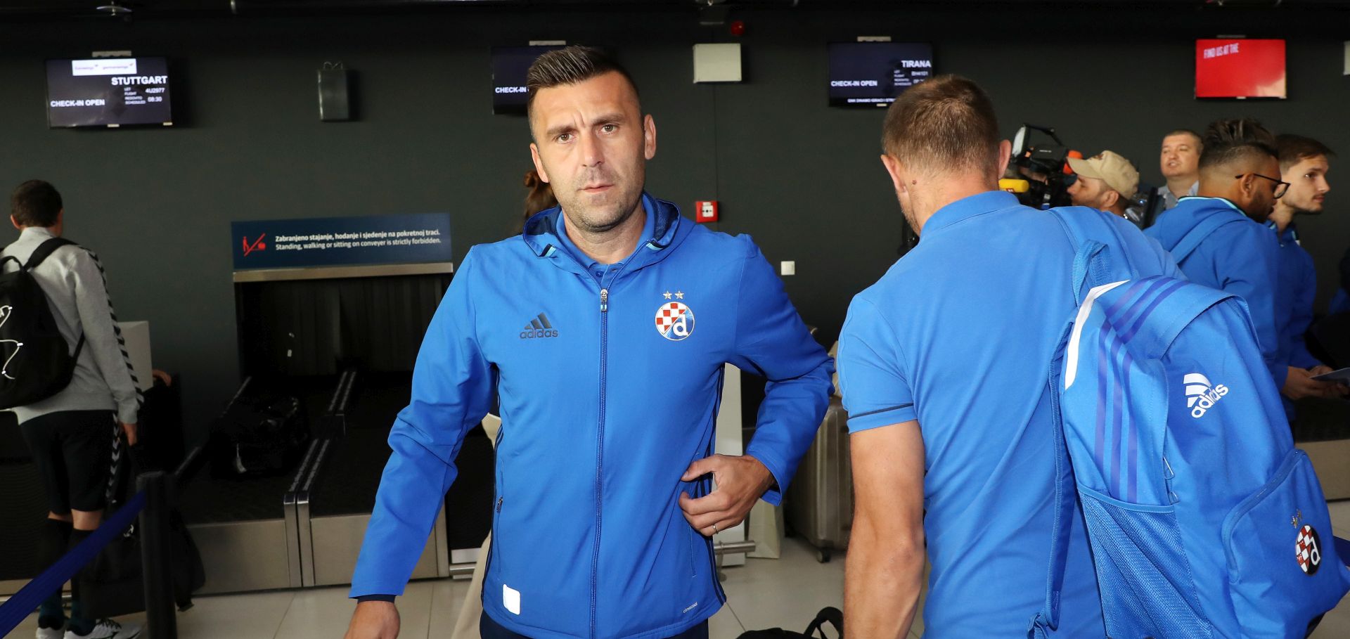 Zagreb, 23.08.2017 - Nogometai GNK Dinama otputovali su sa Zraène luke "Franjo Tuðman" u Albaniju gdje æe u èetvrtak igrati uzvratnu utakmicu doigravanja Europske lige protiv Skenderbeua. Na slici trener Dinama Mario Cvitanoviæ.
foto HINA/ Damir SENÈAR /ds