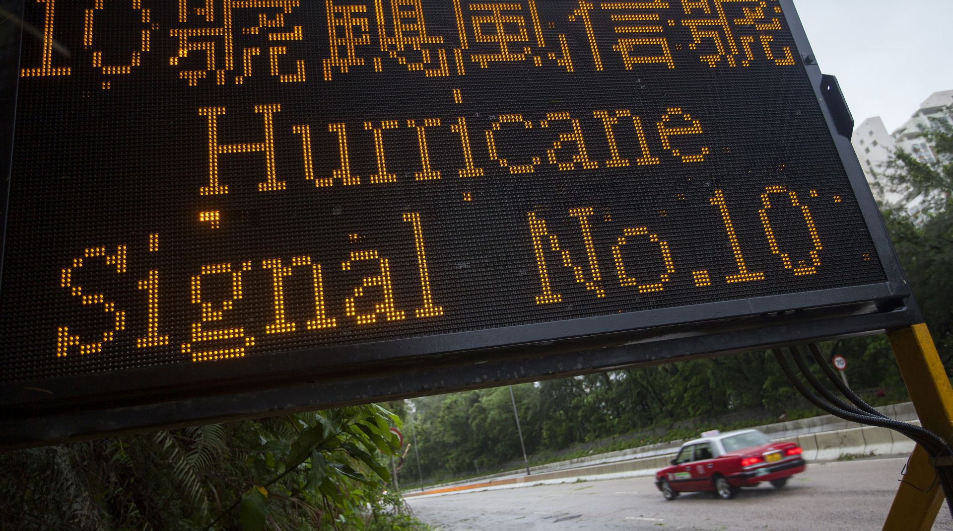 epa06157104 A traffic signal warns drivers that hurricane force winds are hitting Hong Kong during the passing of Typhoon Hato over the city in Hong Kong, China, 23 August 2017. Typhoon signal No 10, the highest in Hong Kong's storm warning system, was issued on 23 August.  EPA/ALEX HOFFORD