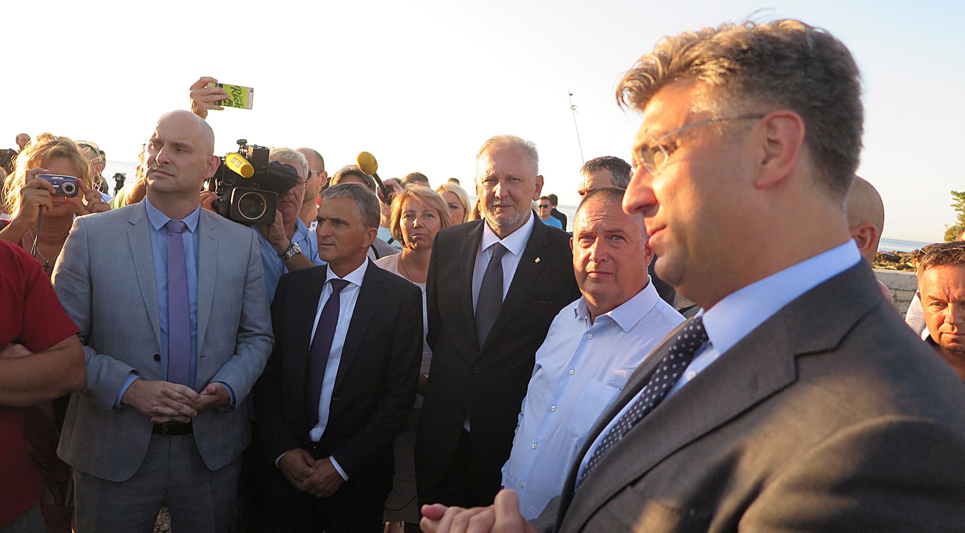 Savudrija, 23.08.2017 - Premijer Andrej Plenkoviæ u srijedu se u Savudriji sastao s ribarima. Uz njega prisutni su bili i ministri Goran Mariæ, Tomislav Toluiæ i Davor Boinoviæ.
foto HINA/ Daniel SPONZA/ ik