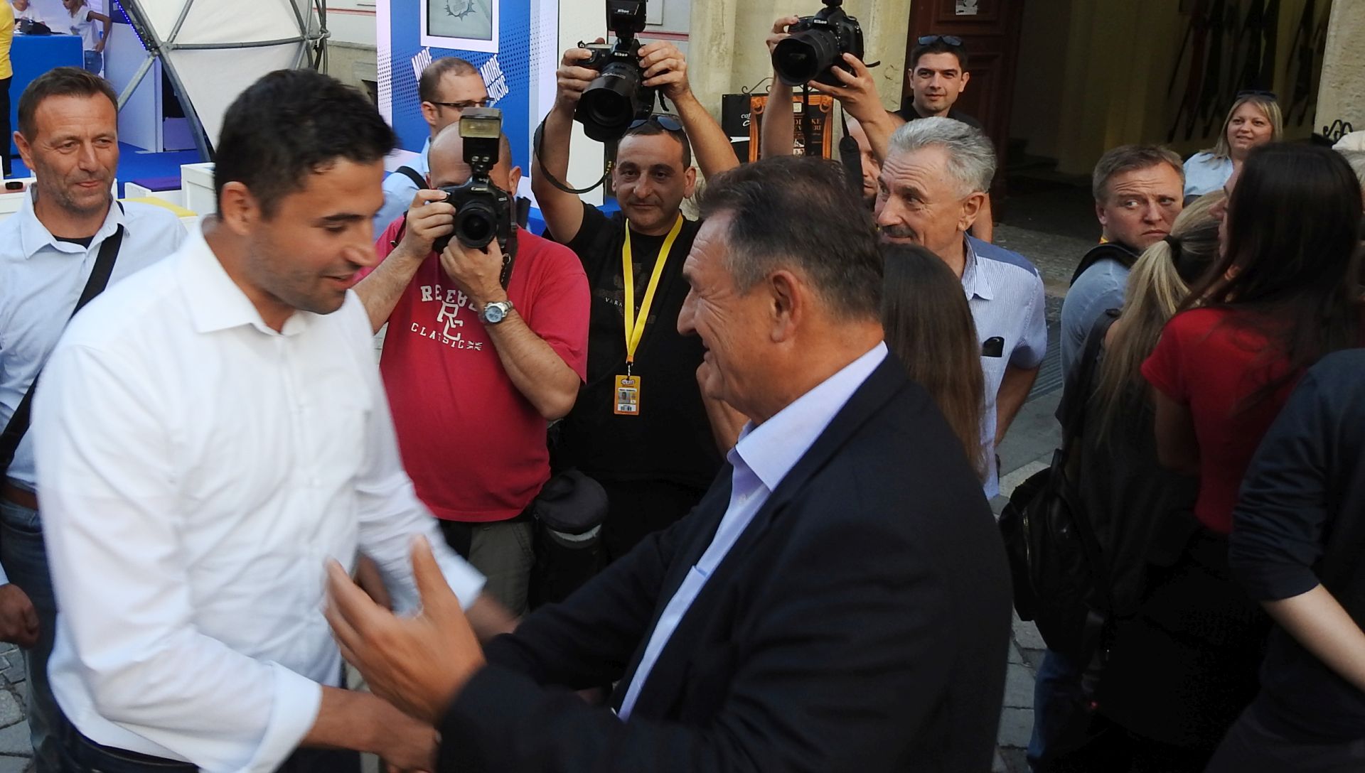 Varadin, 23.08.2017 - Predsjednik SDP-a Davor Bernardiæ u srijedu je u drutvu stranaèkih kolega i predsjednika upanijske organizacije stranke Marija Habeka posjetio kulturno-turistièku manifestaciju pancirfest. Na slici Davor Bernardiæ i Radimir Èaèiæ.
foto HINA/ Sinia KALAJDIJA/ ik