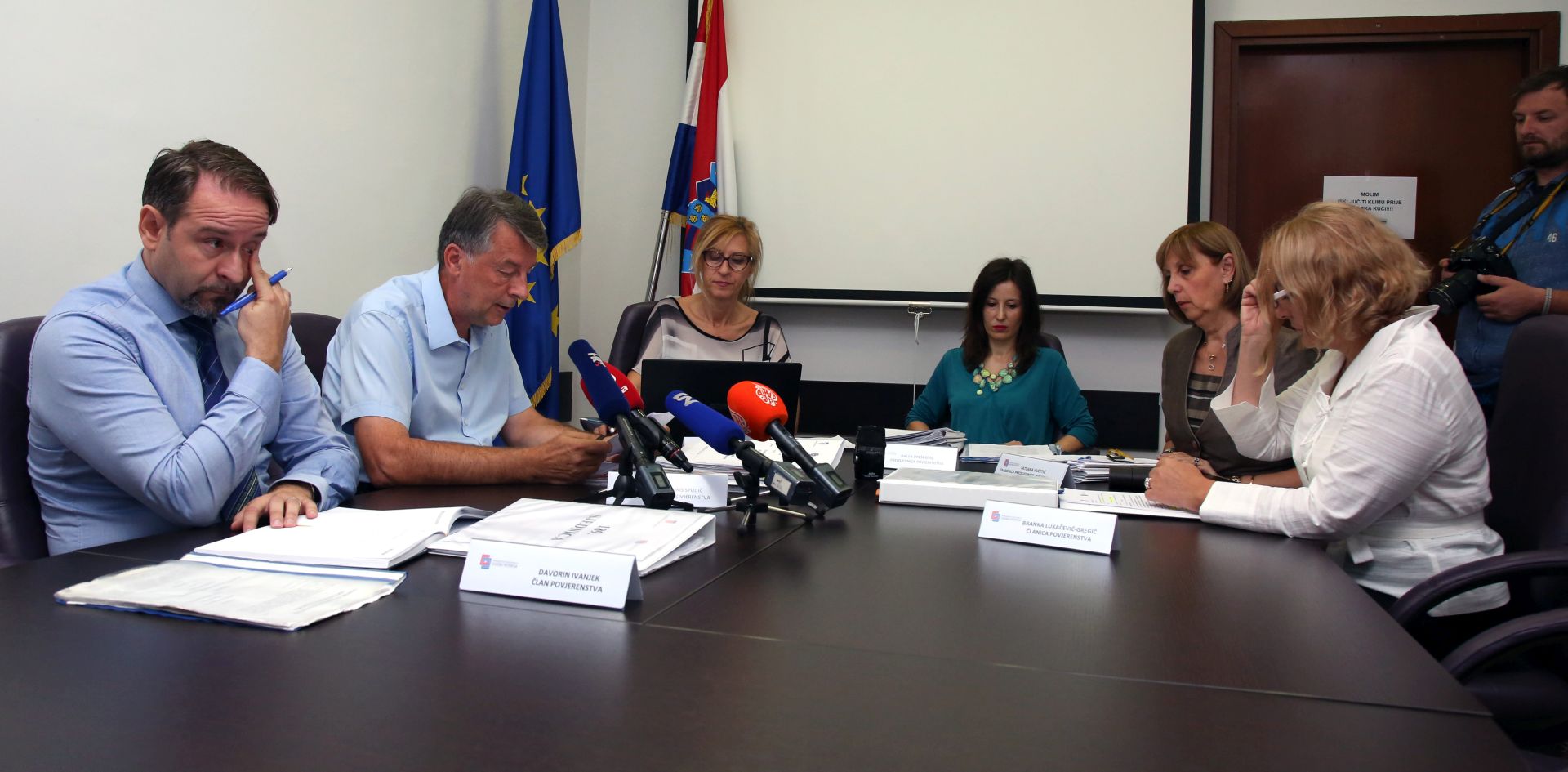 Zagreb, 24.08 2017 - Sjednica Povjerenstva za odluèivanje o sukobu interesa. Na sjednici su èlanovi Povjerenstva donijeli odluke o predmetima vezanim uz, meðu inim, potpredsjednika Hrvatskog sabora Bou Petrova, gradonaèelnika Hrvatske Kostajnice Tomislava Paunoviæa, gradonaèelnika Zapreiæa eljka Turka te gradonaèelnika Opatije Ivu Dujmiæa. Povjerenstvo je takoðer donijelo odluku o pokretanju ili nepokretanju postupka protiv Petrova, zastupnika u Hrvatskom saboru Ivice Miiæa, eljka Fioliæa, Tomislava Klariæa te pomoænika ministra obrane Petra Mihatova. Na fotografiji (L-D) Davorin Ivanjek, Boris Spudiæ, Majda Uzelac, Dalija Orekoviæ, Tatijana Vuèetiæ i Branka Lukaèeviæ-Gregiæ. foto HINA /Zvonimir KUHTIÆ/ zk