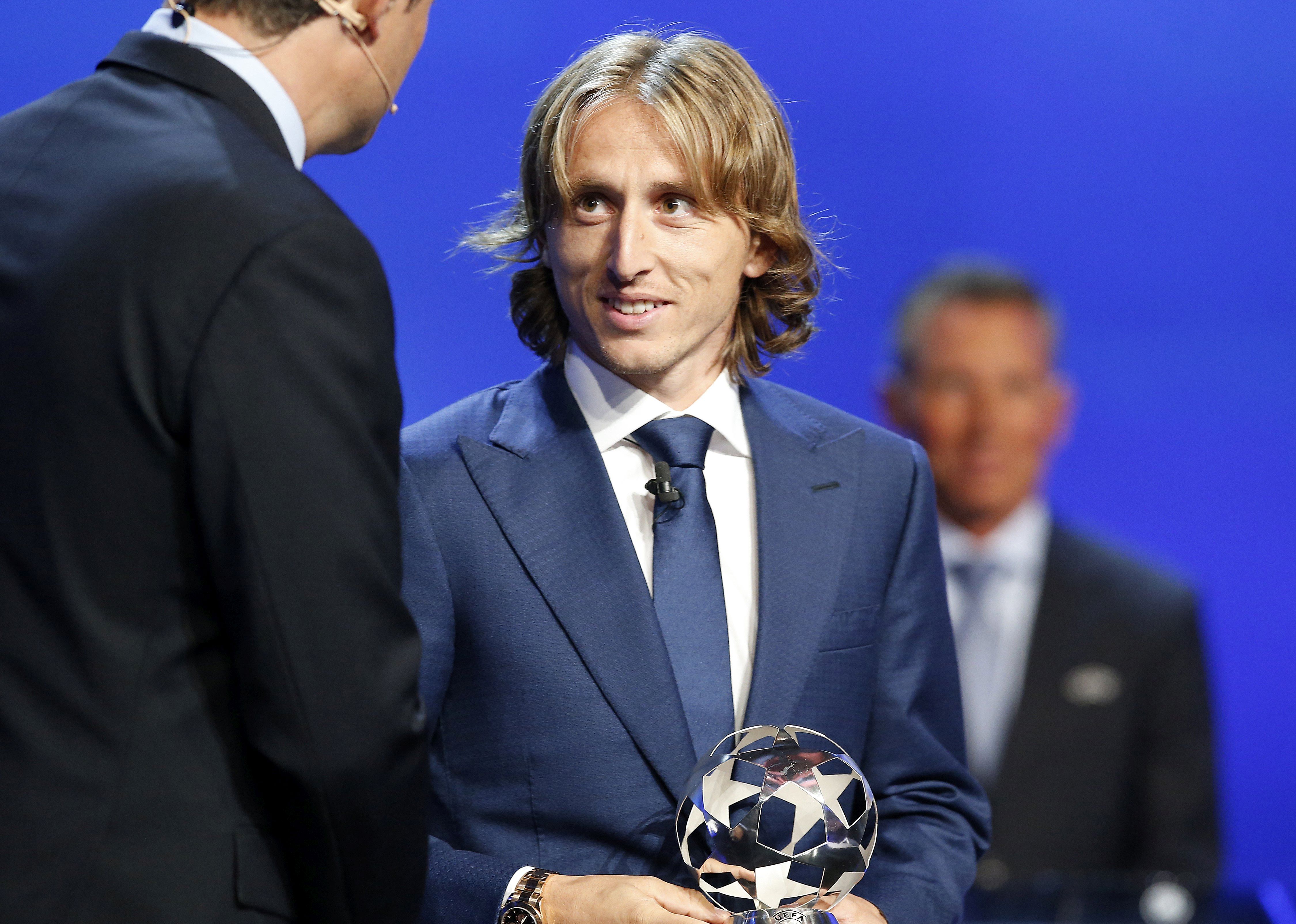 epa06160717 Croatian player Luka Modric of Real Madrid receives the UEFA's Champions League Midfielder of the season 2016/2017 award during the UEFA Champions League 2017/18 draw, at Grimaldi Forum, in Monaco, 24 August 2017.  EPA/SEBASTIEN NOGIER