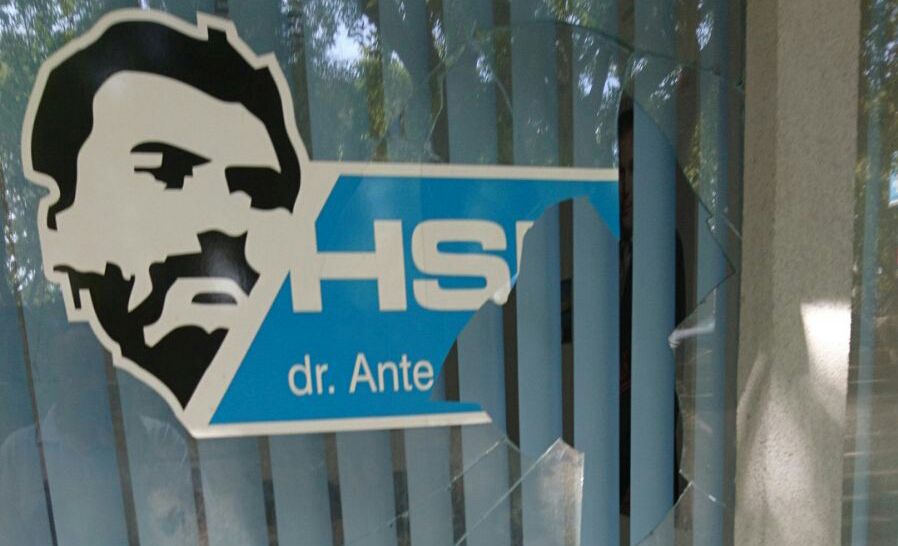 Split, 26.08.2017. - Nepoznati poèinitelji u noæi s èetvrtka na petak razbili su staklo na stranaèkim prostorijama Hrvatske stranke prava dr. Ante Starèeviæ (HSP AS) u Splitu, izvijestili su u subotu iz stranke, a potvrðen je iz splitske policije koja traga za poèiniteljima.
foto HINA/ aklina JURIÆ/ ml
