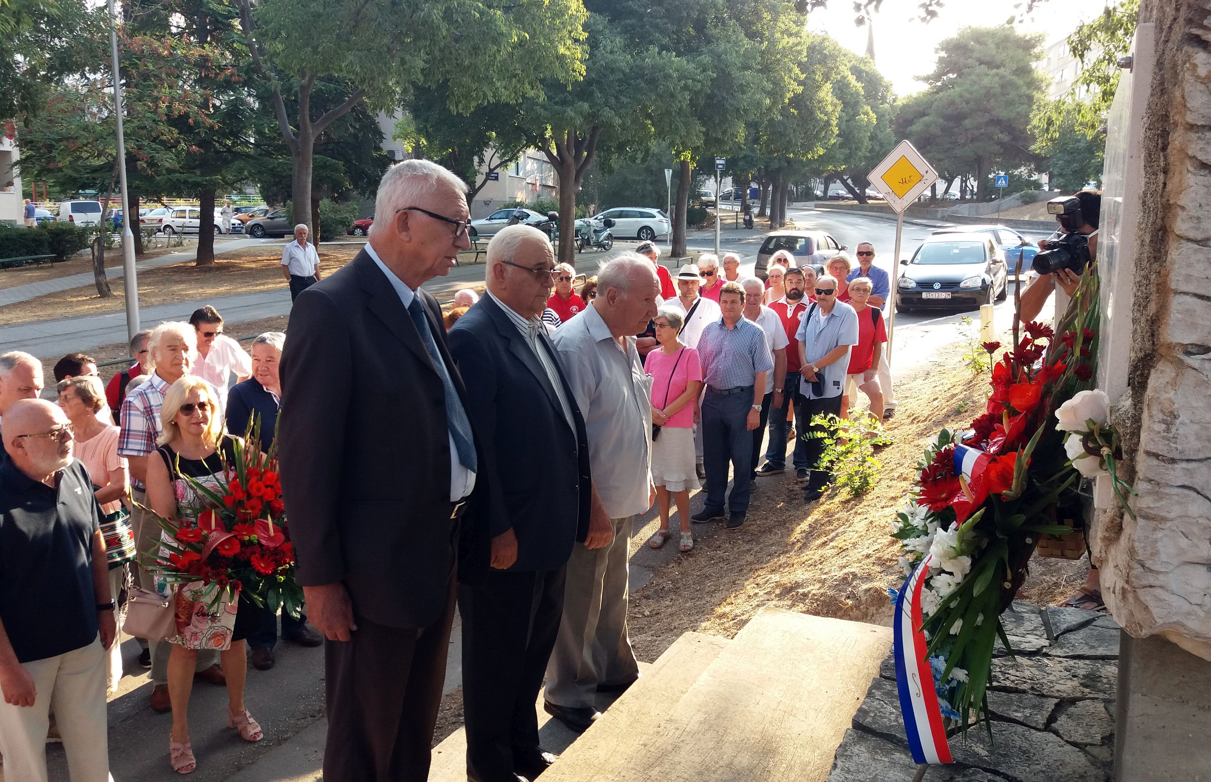 Split, 26.08.2017. - U povodu 76. obljetnice stradanja i strijeljanja mladiæa Prvog splitskog partizanskog odreda u subotu su na splitskim Plokitama kod Spomen obiljeja poloeni vijenci. Na fotografiji predsjednik Udruge antifaista i antifaistièkih boraca Splita Josip Milat (C) i èlanovi Udruge antifaista i antifaistièkih boraca Splita.
foto HINA/ aklina JURIÆ/ ml