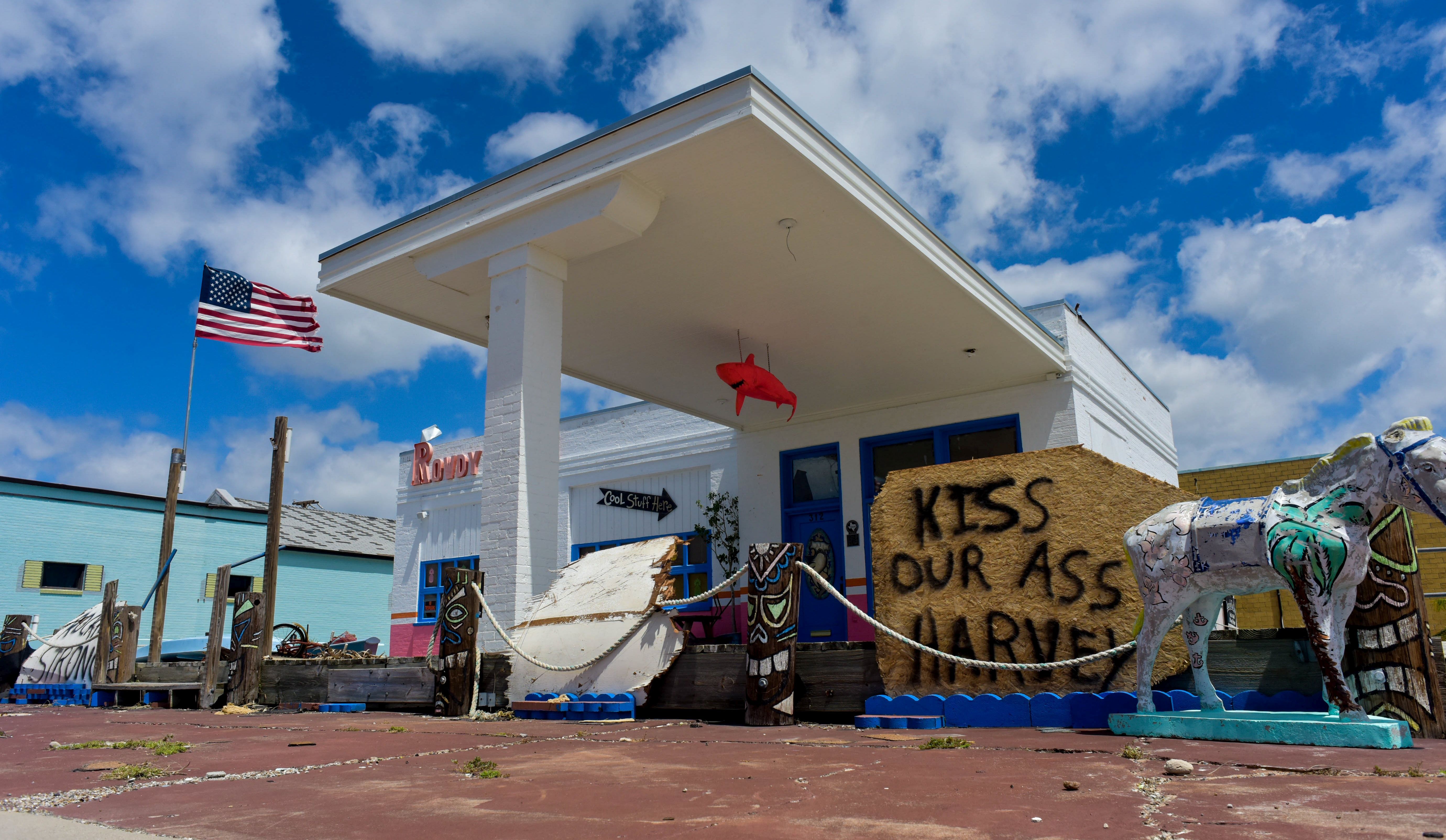 epa06170891 A shop owner displays their sentiments about the effects of Hurricane Harvey in downtown Rockport, Texas, USA, 29 August 2017. The Texas gulf coast faces months if not years of recovery from the devastating storm.  EPA/CHARLIE BLALOCK