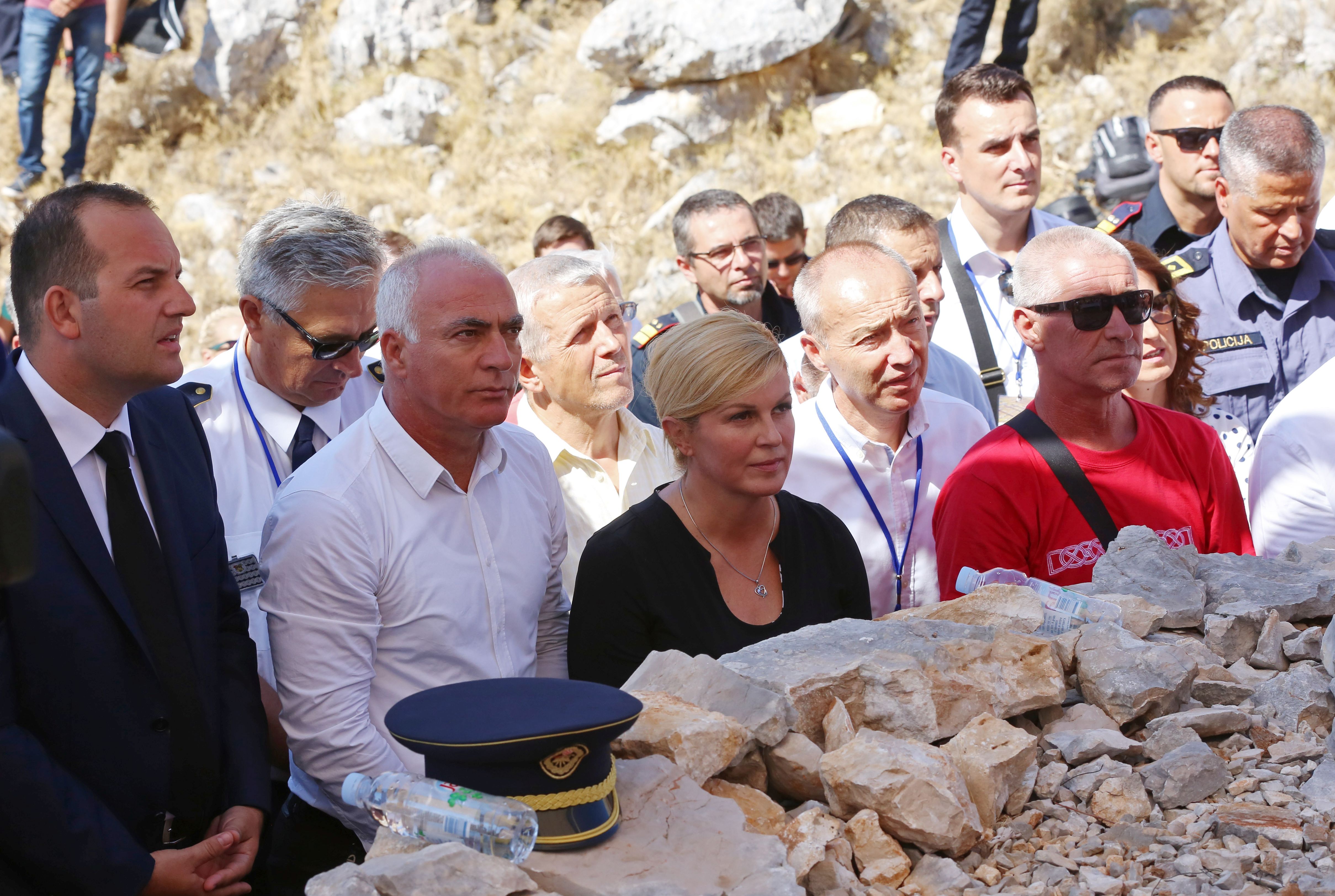Otok Kornat, 30.08.2017 - Predsjednica Republike Kolinda Grabar Kitaroviæ sudjelovala je na obiljeavanju 10. godinjice kornatske tragedije. Na slici predsjednica Grabar-Kitaroviæ, potpredsjednik Vlade i ministar obrane Damir Krstièeviæ i Gordan Pauk.
foto HINA/ ds