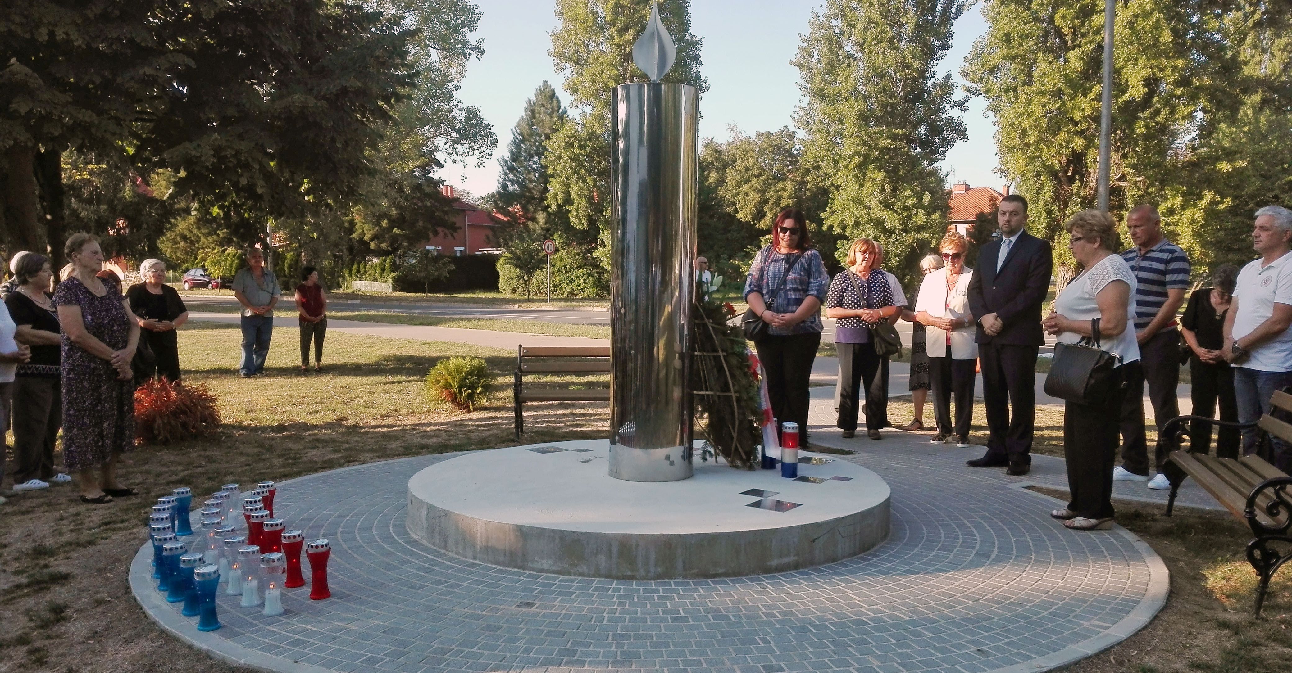 Vukovar, 30.8.2017 - Polaganjem vijenaca kod Spomen obiljeja nestalima tijekom velikosrpske agresije u Domovinskom ratu, u vukovarskoj èetvrti Borovo naselje u srijedu je obiljeen Meðunarodni dan nestalih, a kako je istaknuto, s podruèja grada Vukovara na popisu nestalih jo uvijek su 292 osobe.
foto HINA/ ua