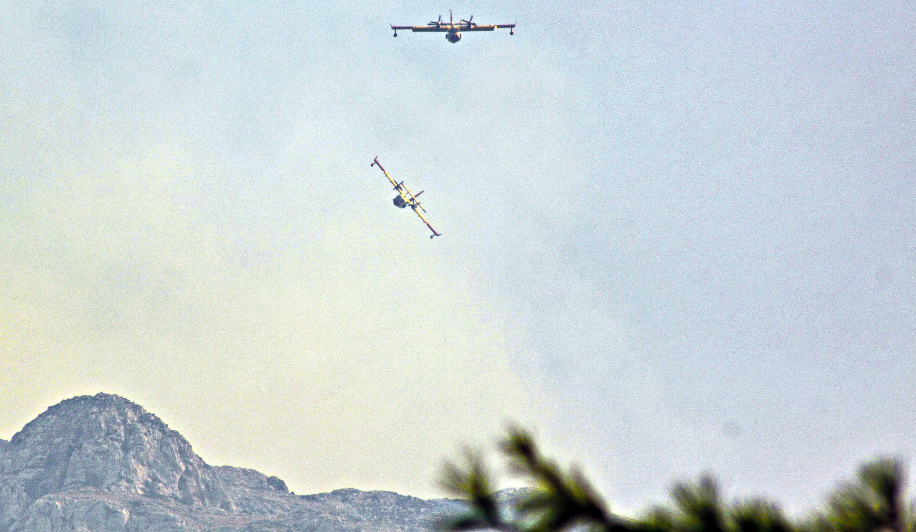Makarska, 31.08.2017 - Dva Canadaira CL-415  Protupoarnih namjenski organiziranih snaga Oruanih snaga RH (PP NOS OS RH) iz sastava 93. zrakoplovne baze Hrvatskog ratnog zrakoplovstva i protuzraène obrane (HRZ i PZO) iz zemunièke vojarne "Pukovnik Mirko Vukuiæ" u èetvrtak su upuæena na gaenje poara na Biokovo.
foto HINA/ Jure Diviæ /ds