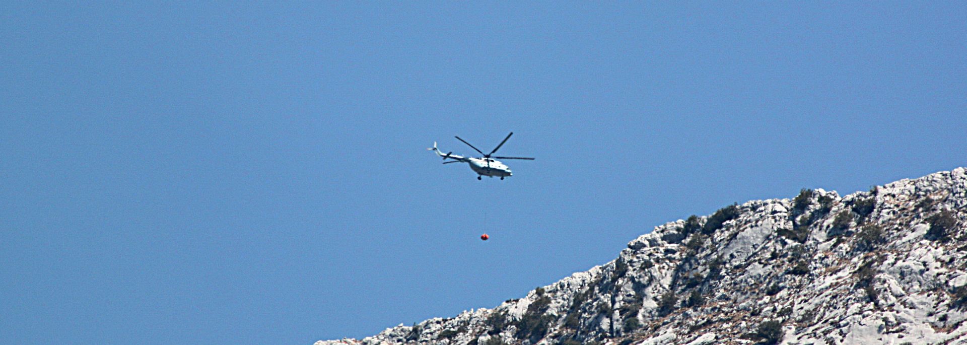 Makarska, 28.8.2017 - I nakon tjedan dana to gori vrh Biokova vatra se nije ugasila, a od jutros iz Makarske lete helikopteri i gase poar na Biokovu.
foto HINA/ Jure DIVIÆ/ jd