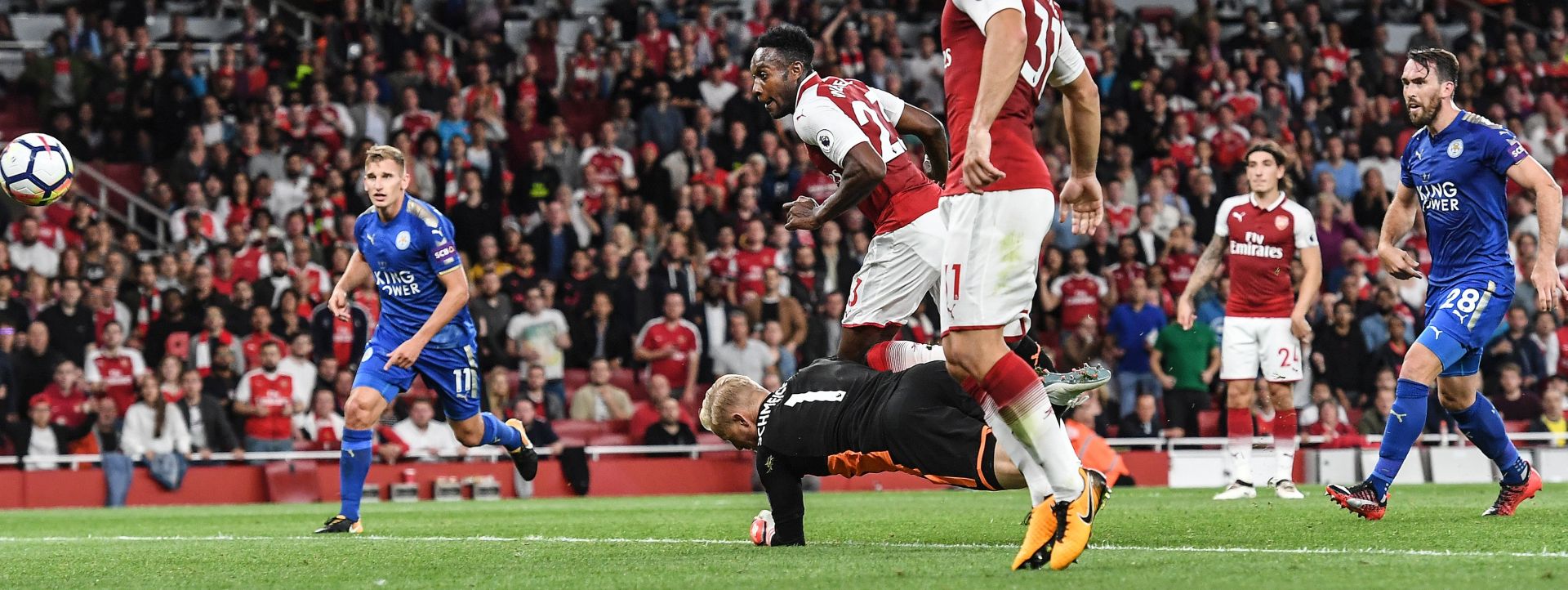 epa06138636 Arsenal's Danny Welbeck (C) scores the equalizer against Leicester's goalkeeper Kasper Schmeichel during the English Premier League soccer match between Arsenal and Leicester in London, Britain, 11 August 2017.  EPA/ANDY RAIN EDITORIAL USE ONLY. No use with unauthorized audio, video, data, fixture lists, club/league logos or 'live' services. Online in-match use limited to 75 images, no video emulation. No use in betting, games or single club/league/player publications