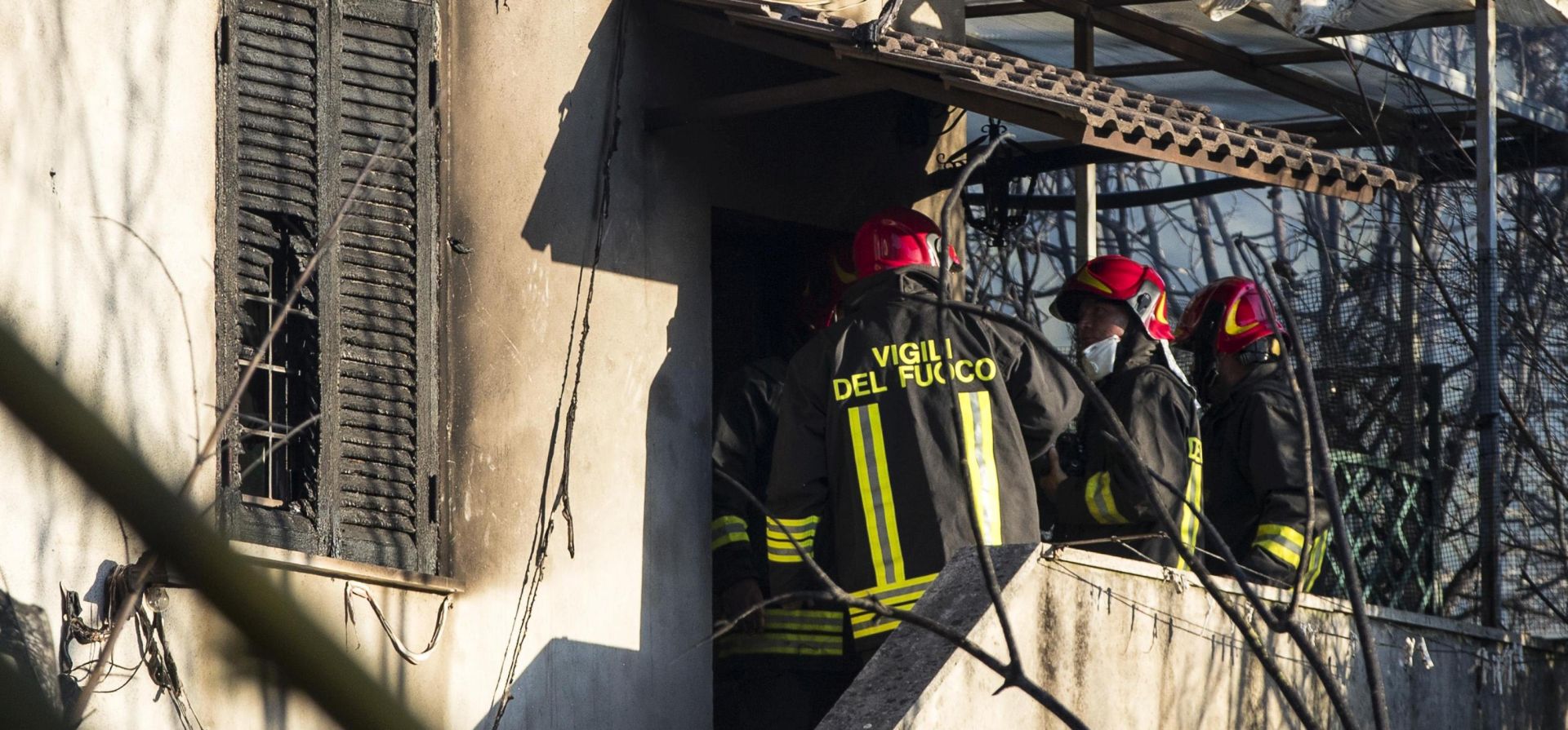 epa06130411 Italian Fire fighters at work in the home where a mother and daughter were killed in a fire near Tivoli, at the gates of Rome, Italy, 07 August 2017.  EPA/ANGELO CARCONI
